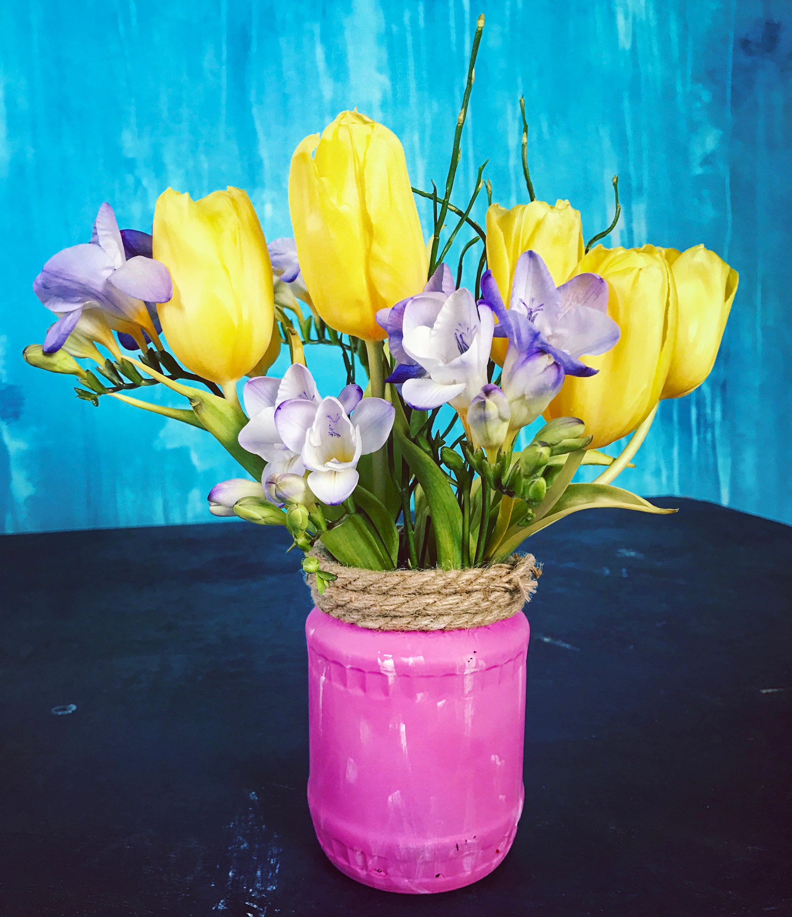 Selbstgemachte Vase mit Tau und Kreidefarbe.
#Diy #Vase #Blumen #farbenfroh 