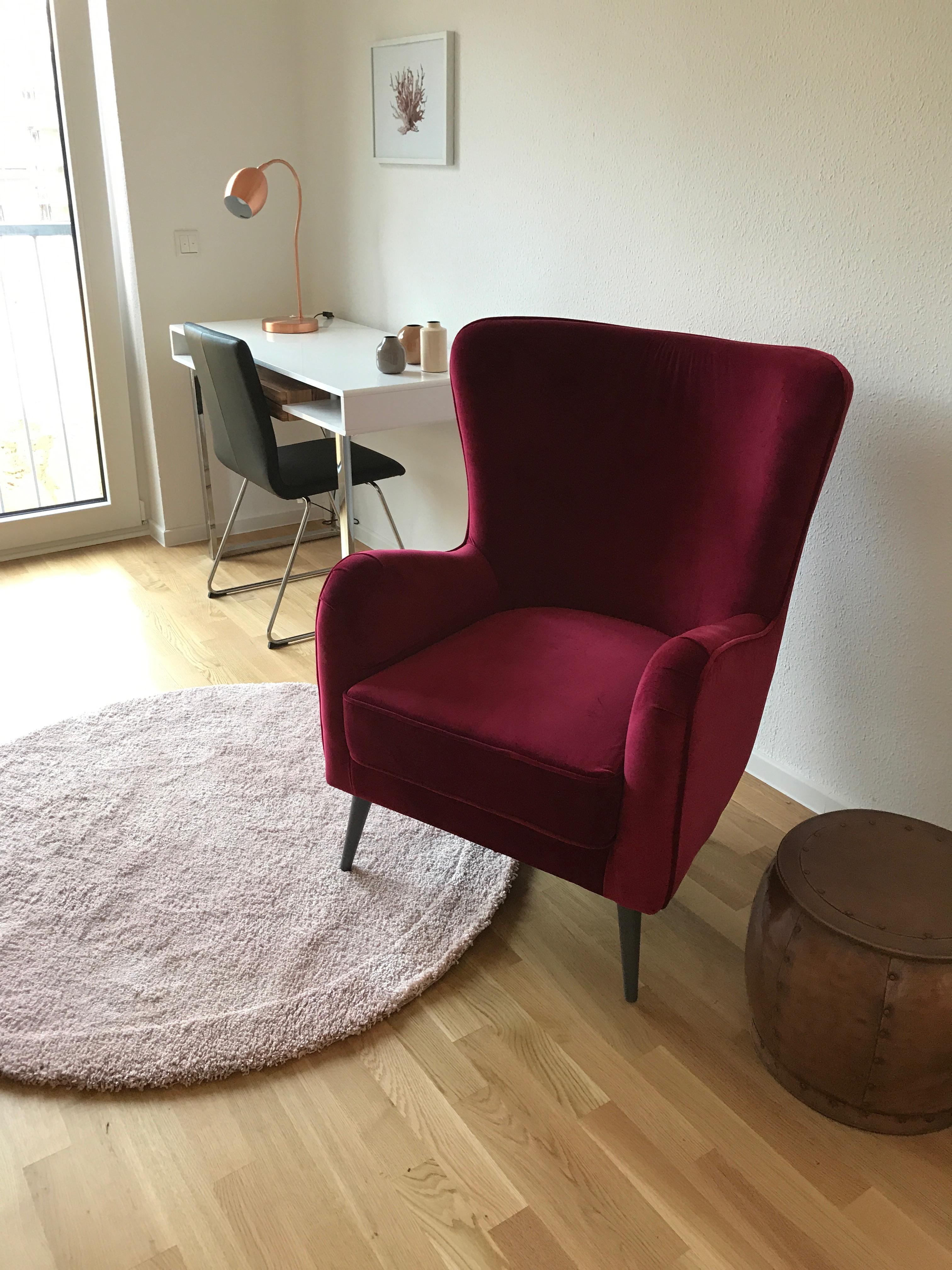 Sessel bordeauxrot und Arbeitstisch #arbeitstisch #sessel #runderteppich ©Miracle Room
