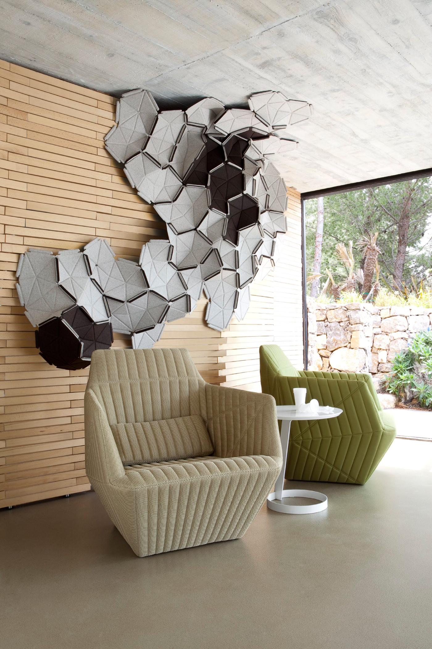 Sessel ʺFacett" im Wohnzimmer #beistelltisch #wanddeko #futuristisch ©Ligne Roset