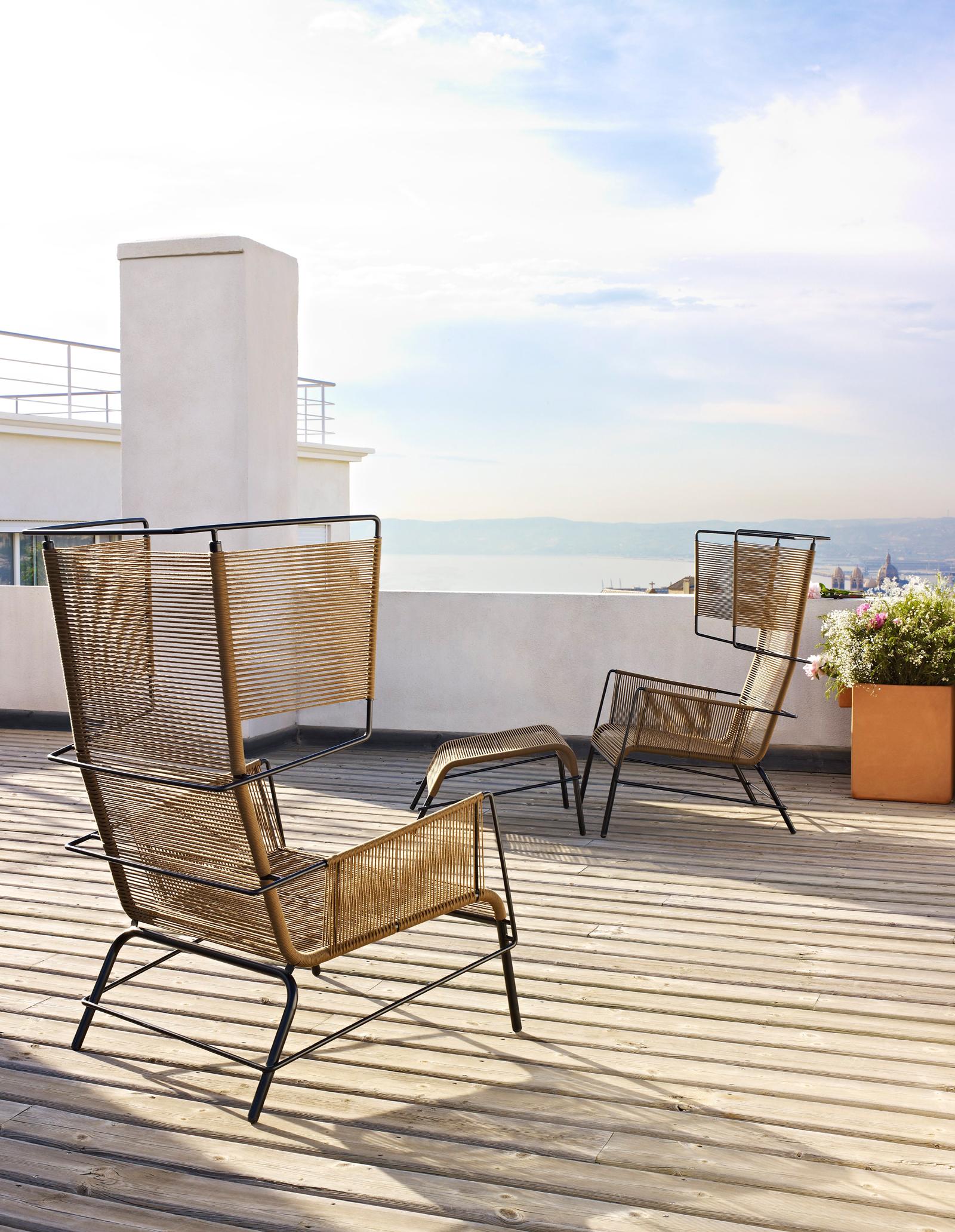 Sessel "Fifty" auf moderner Dachterrasse #gartenmöbel #dachterrasse #ohrensessel #balkonmöbel ©Ligne Roset