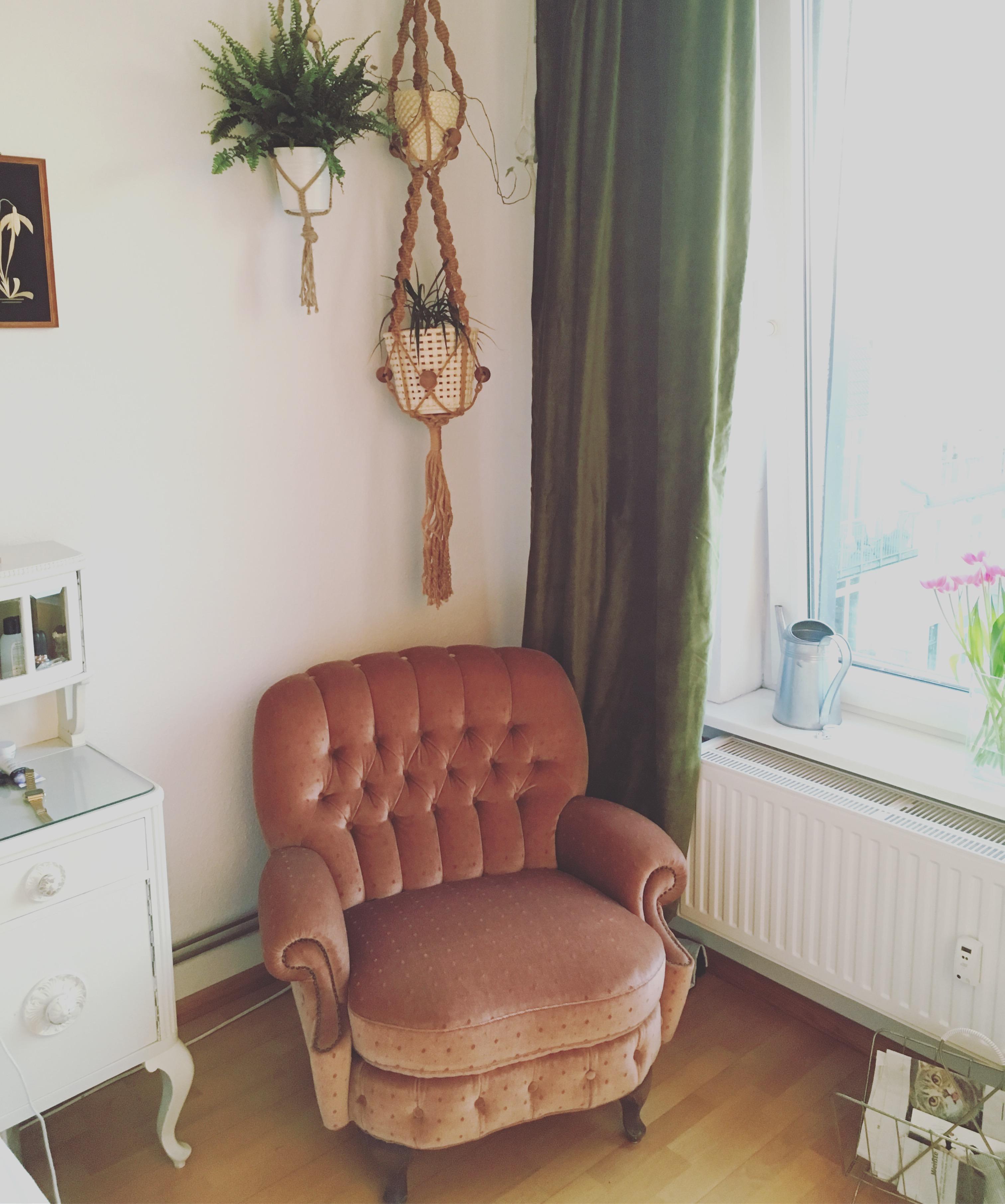 Sessel im Schlafzimmer. #vintage #vintagesessel #sessel #makrame #blumenampel #samtgardinen #pflanzen