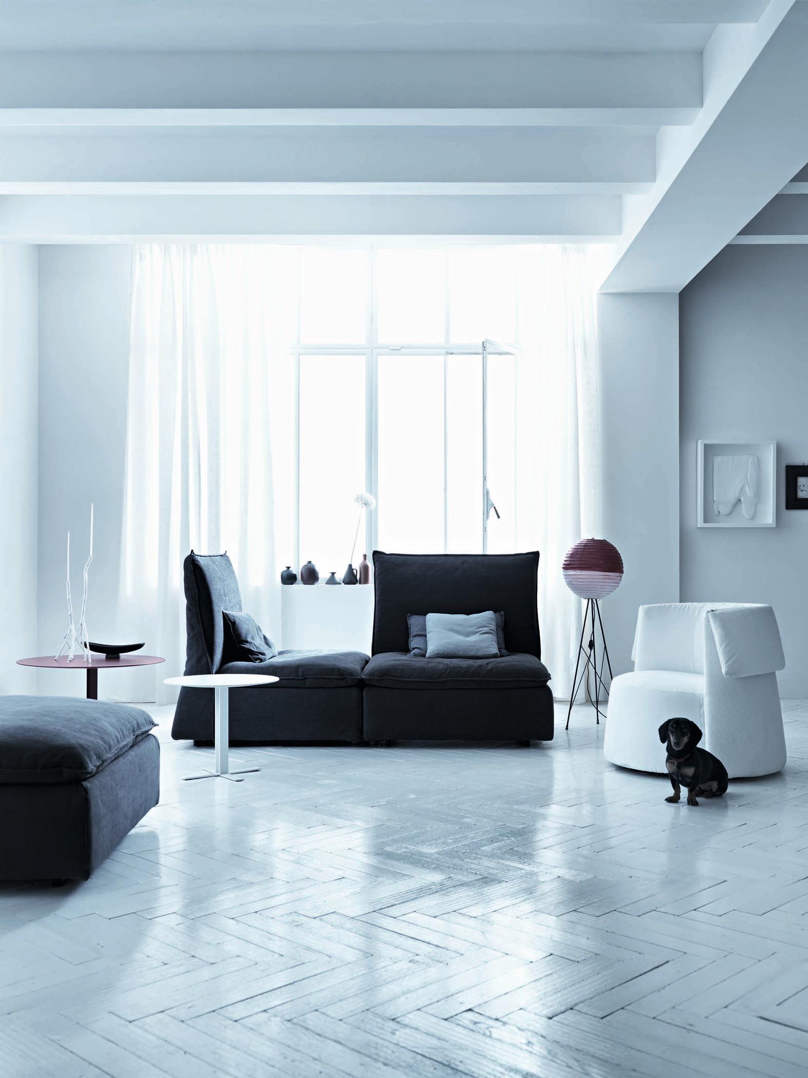 Sessel in Weiß und Grau #couchtisch #beistelltisch #hocker #sessel #vorhang #sofa #grauessofa #weißercouchtisch #grauersessel ©Saba Italia