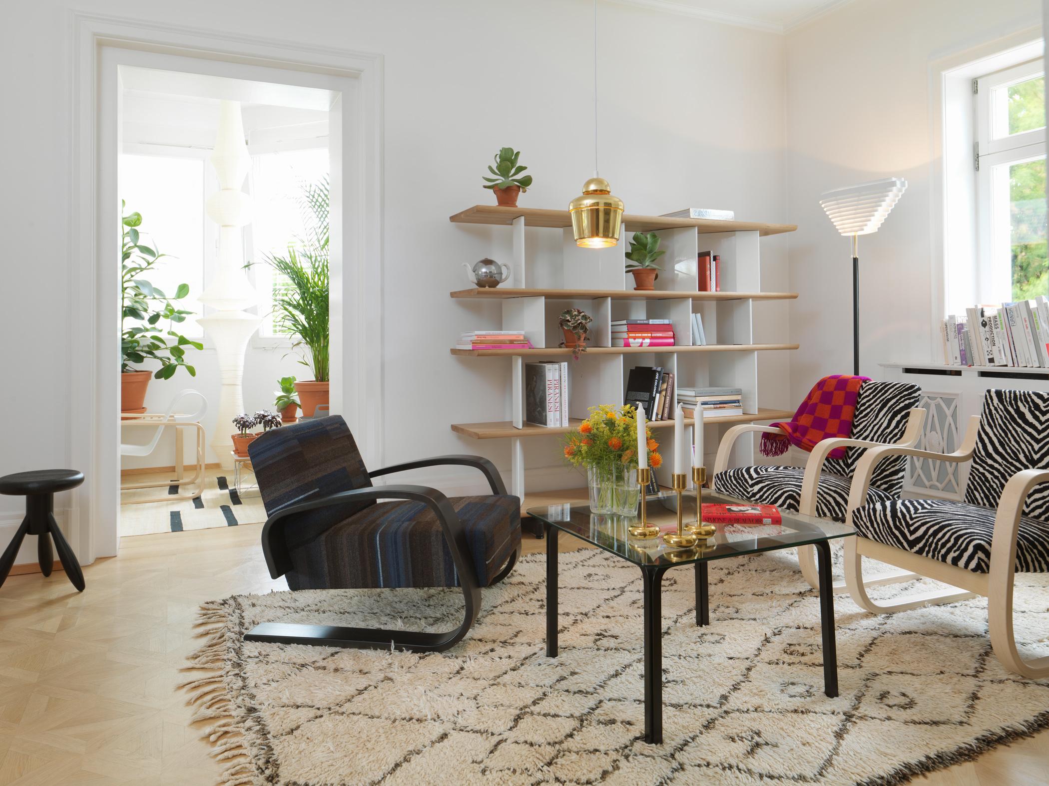 Sessel mit Animal-Print #couchtisch #wandregal #teppich #wohnzimmer #sessel #hölzerneswandregal #glascouchtisch #gestreiftersessel ©Vitra/Marc Eggimann