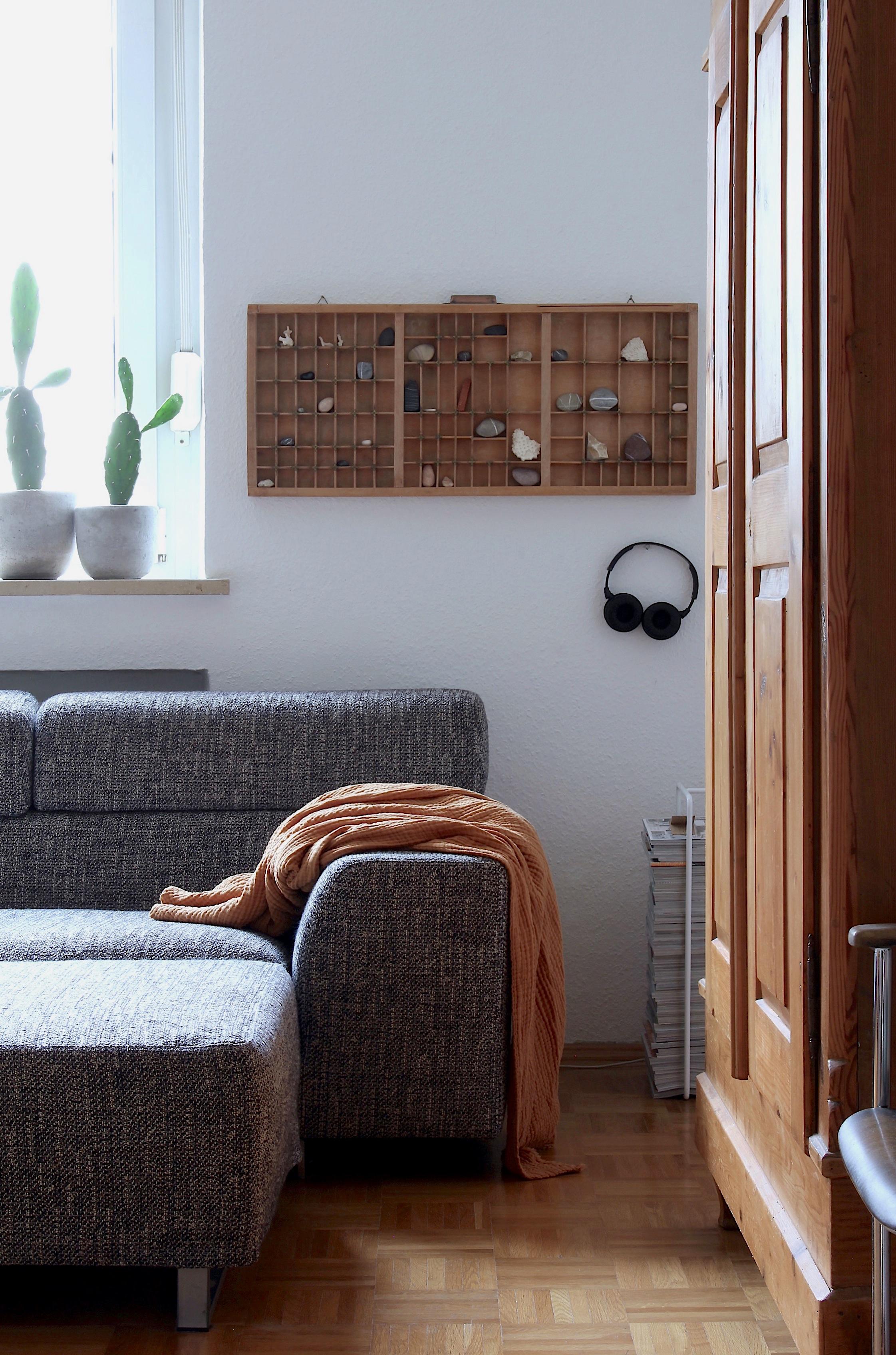 Setzkasten umgehängt, neue Decke gibt eine neue Ecke!

#herbstdeko #setzkasten #vintageliebe #livingroom #sofaecke