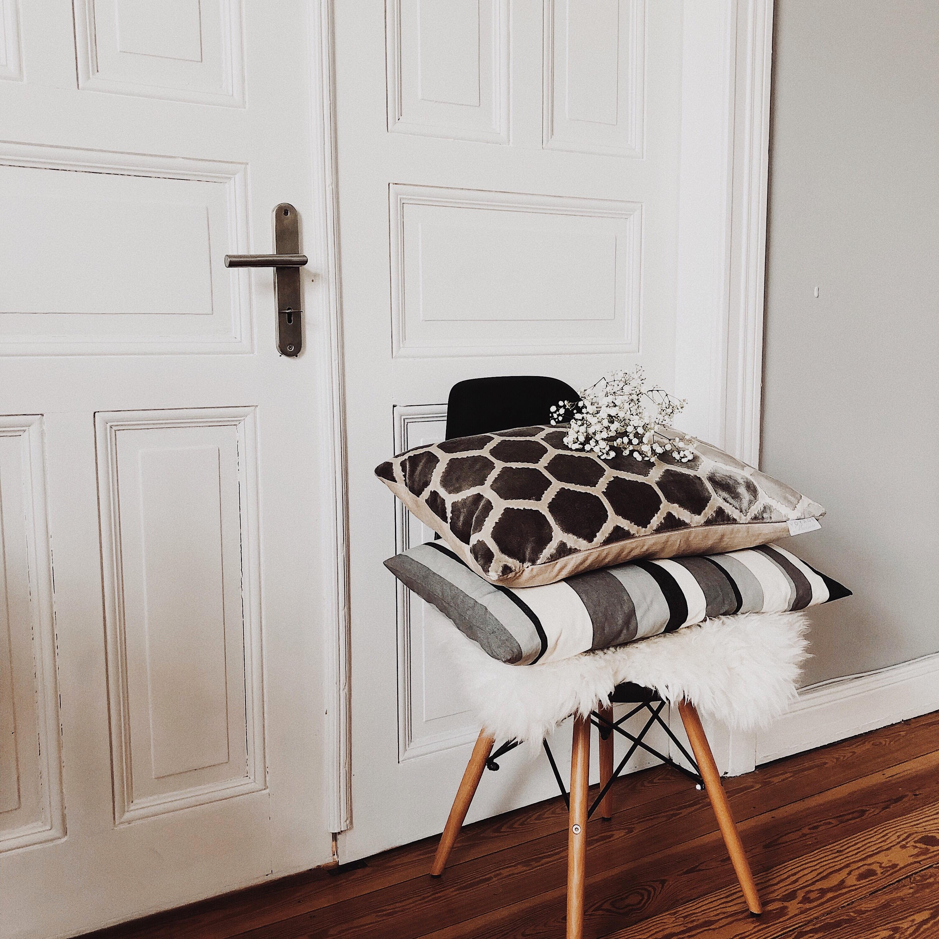 shades of grey #chair #skandistyle #living #decor #kissen #altbau #textiles #minimalism #nordichome