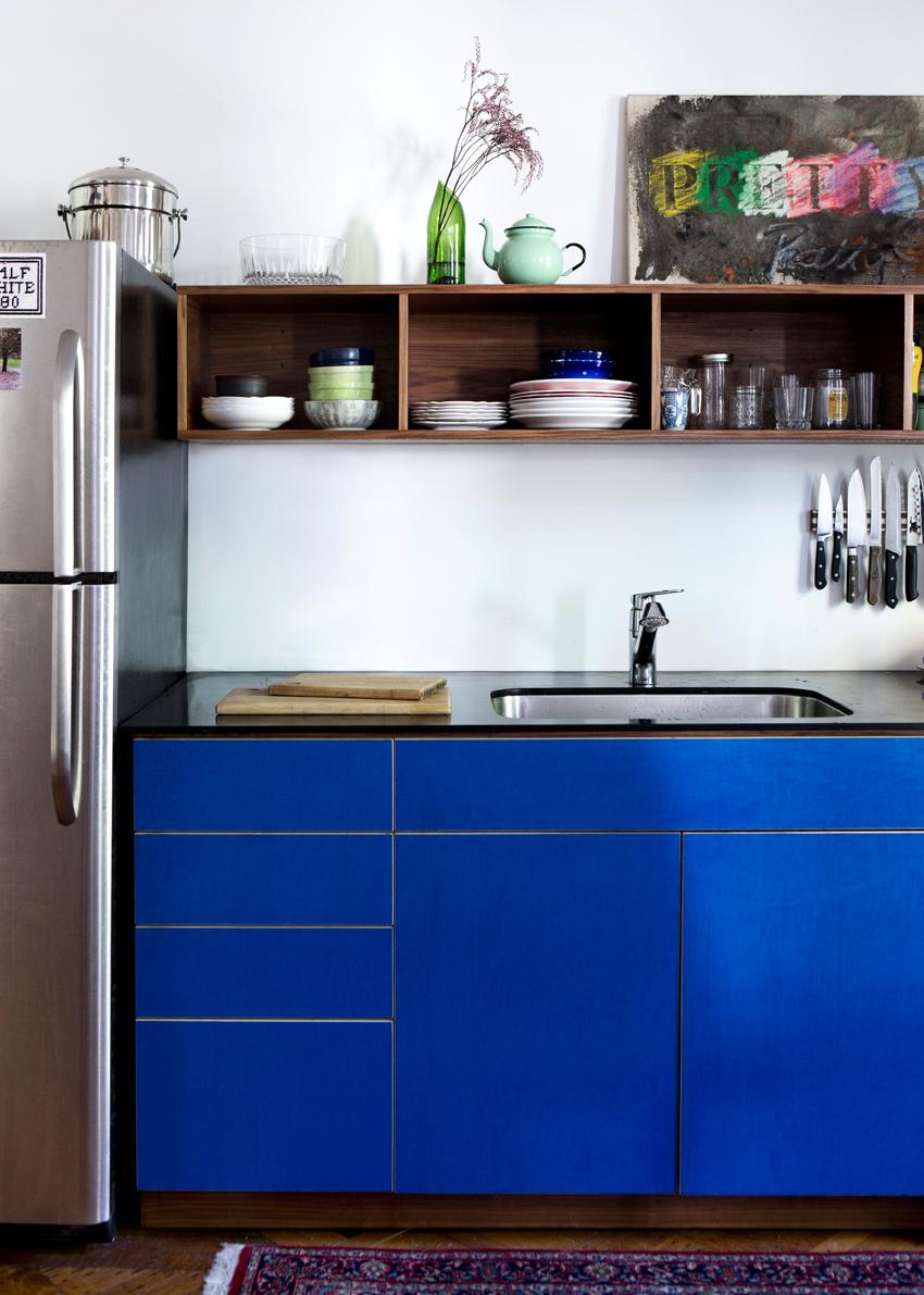 Shantell's WG-Küche: blaue Küchenzeile mit offenem Regal #küche #regal #küchenregal #kühlschrank ©Line Thit Klein/Linnea Press