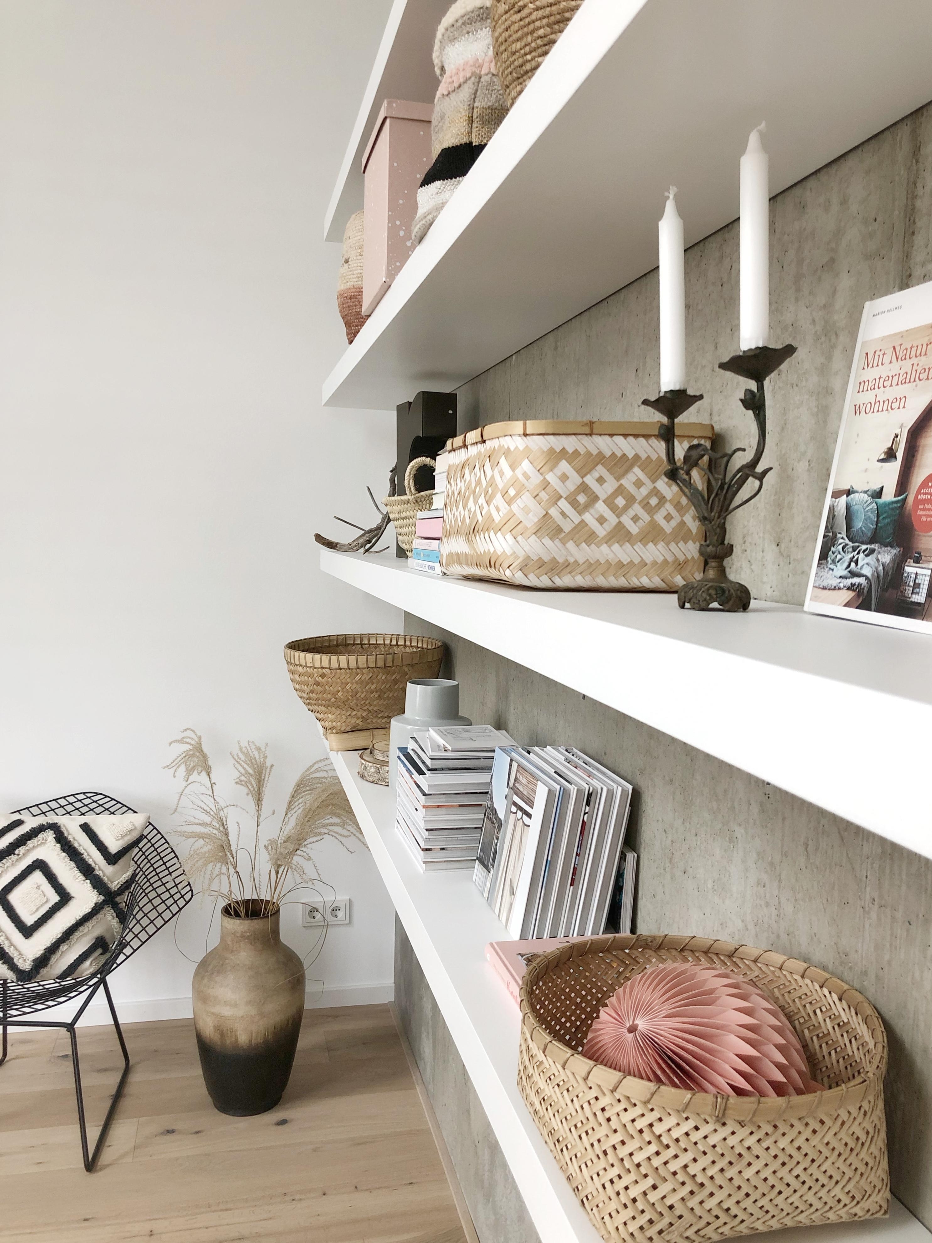 Shelf-Details!
#shelf#wohnzimmer#livingroom#neubau#details#whitehome#natural#sichtbeton#modern