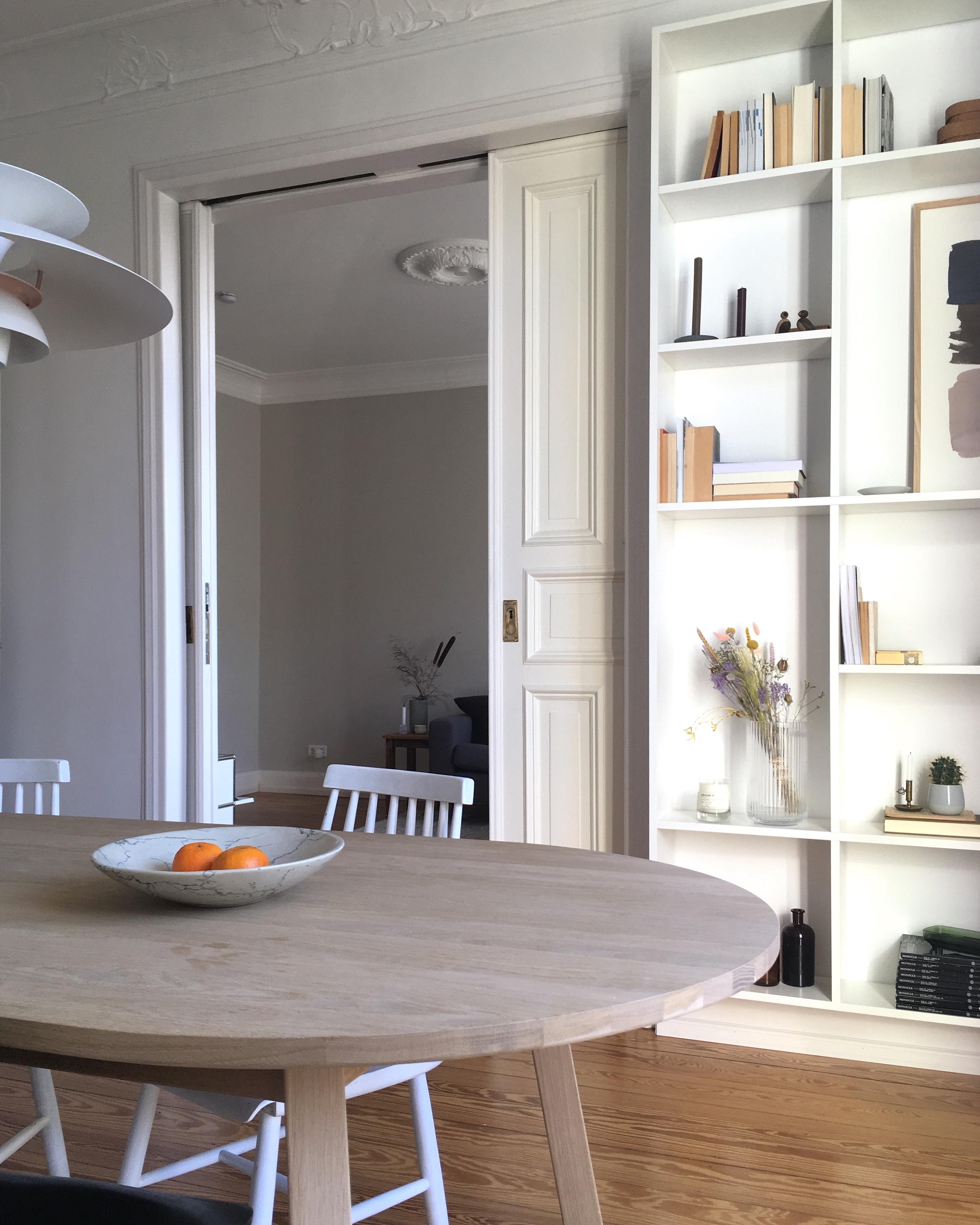 #shelf #regal #buch #wohnzimmer #living #couchliebt #minimalismus #scandi #altbau #altbauliebe #toninton #esstisch