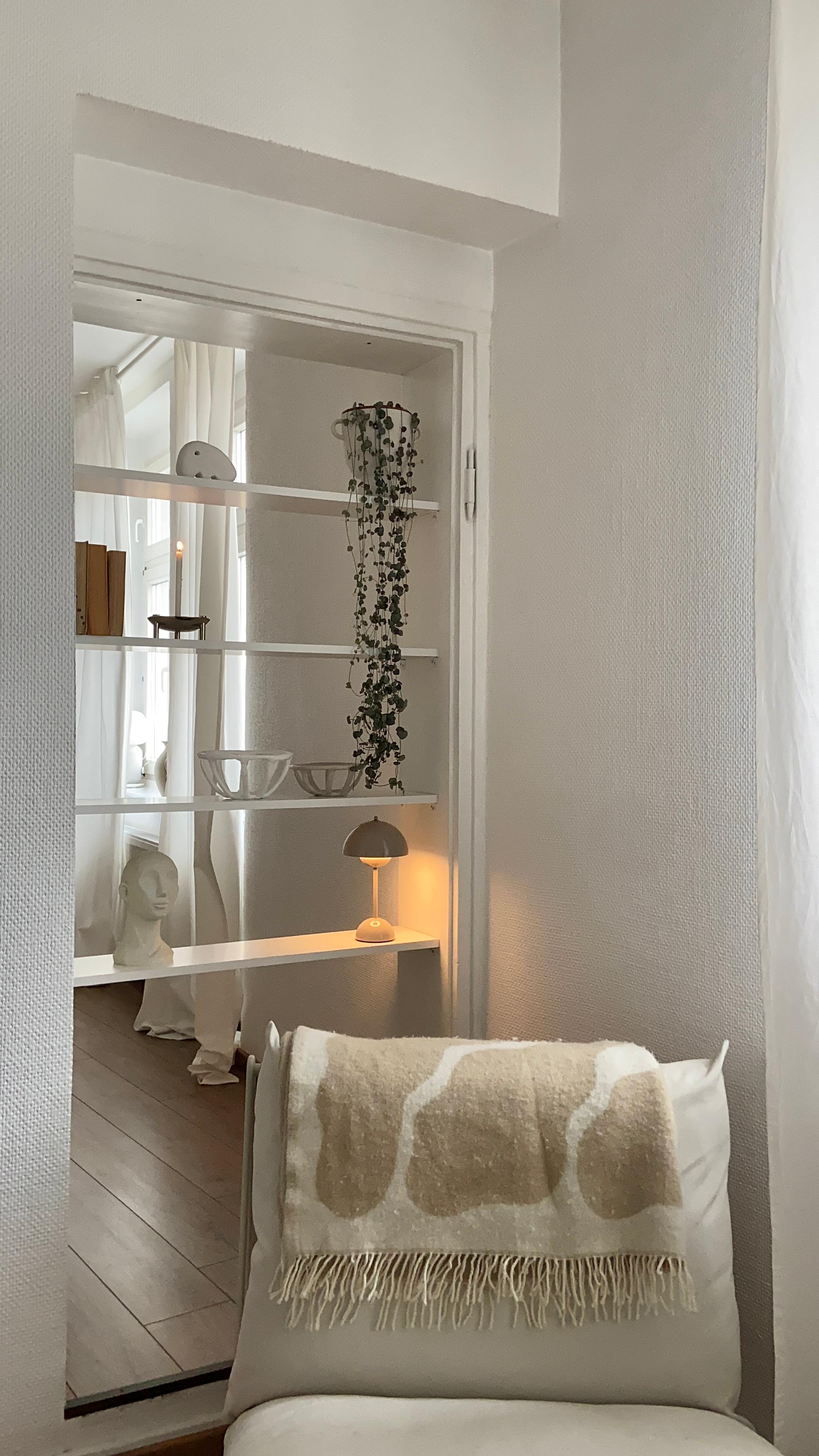 #shelfie #regaldeko #dekoidee #flowerpot #andtradition #cozy #wohnzimmer #white #beige