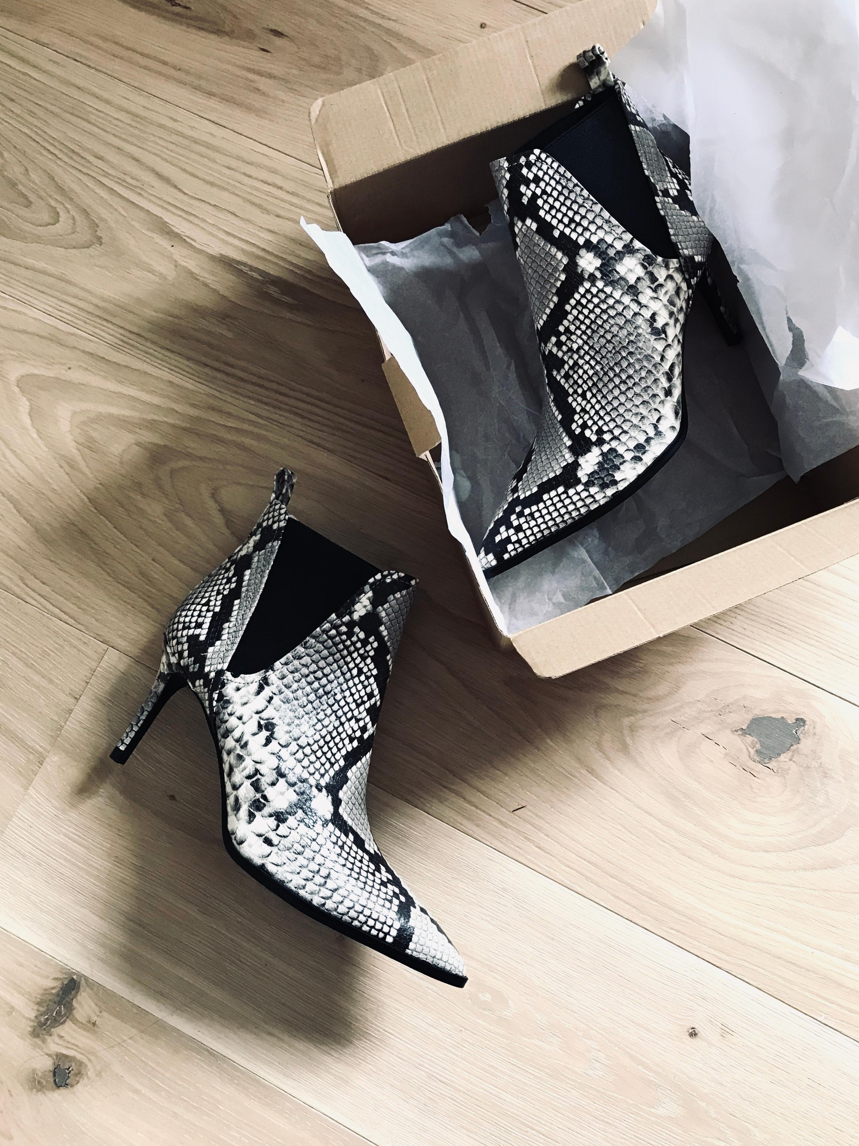 Shoe love is true love. 🖤
#boots #schuhe #stiefeletten #shoelove #schlangenprint #fashion #trend #snakeprint