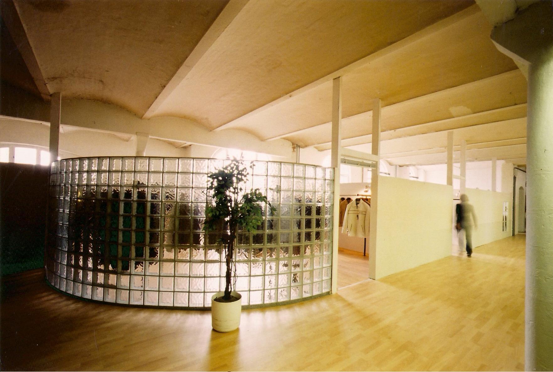 Showroom in  Berlin designed by Phil Boyd #raumgestaltung ©DEERPHIL Marketing