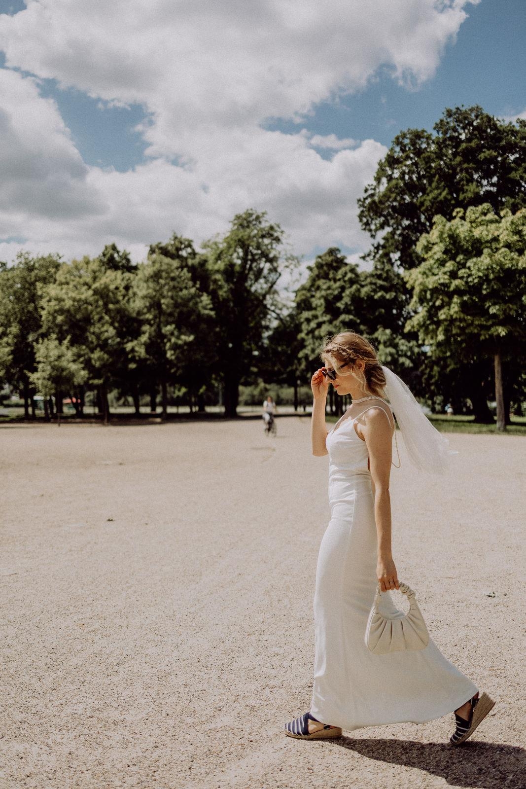 Sich 100 % wohlfühlen im Brautkleid? Das geht! Ich habe "mein Kleid" gefunden und dieses mit meinen Espandrillen aus Biarritz kombiniert. #hochzeit #sommerhochzeit