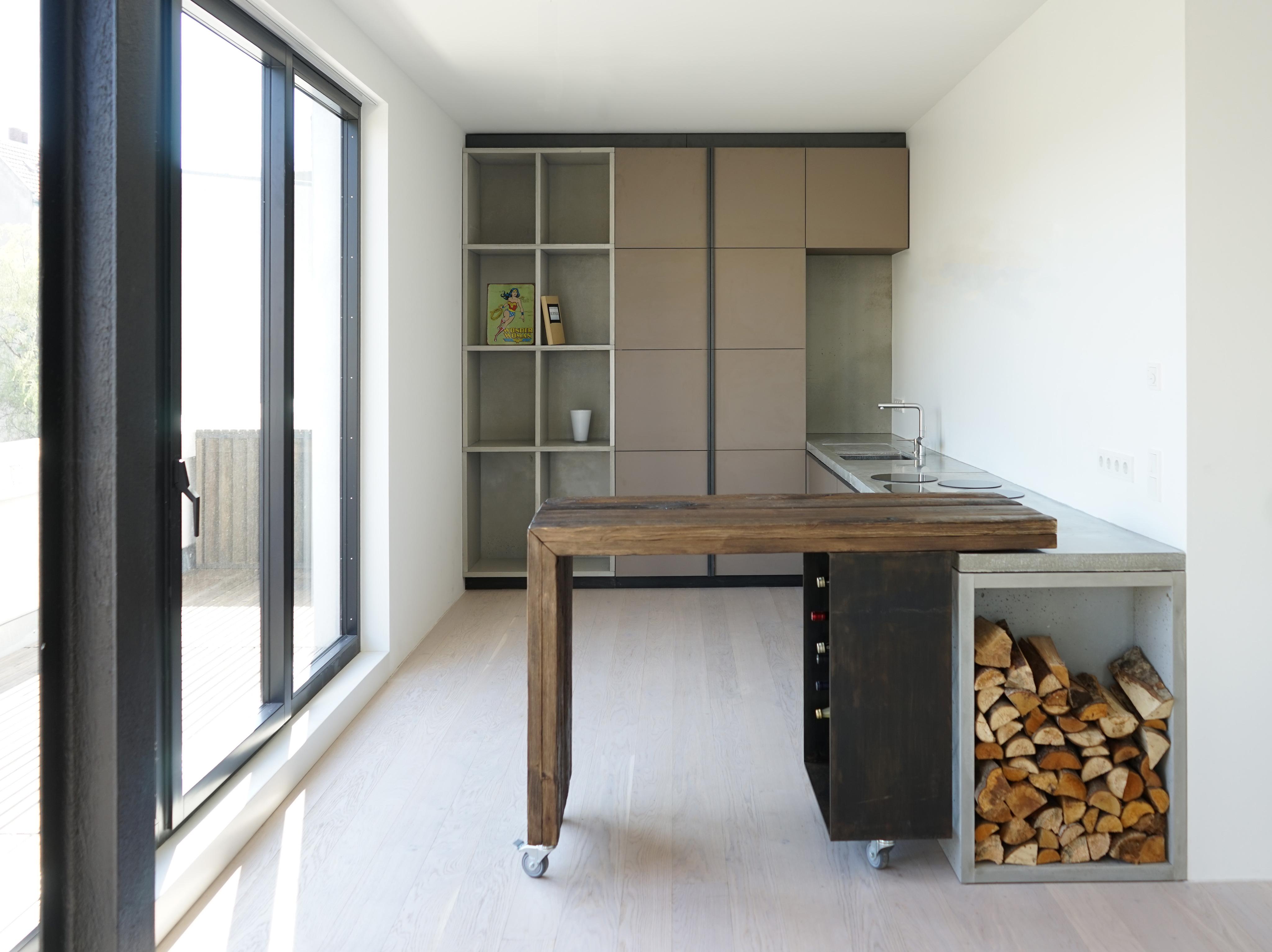 Sichtbetonküche mit verschiebbarer Bar #küche #minimalistisch #lformküche ©koopX architekten