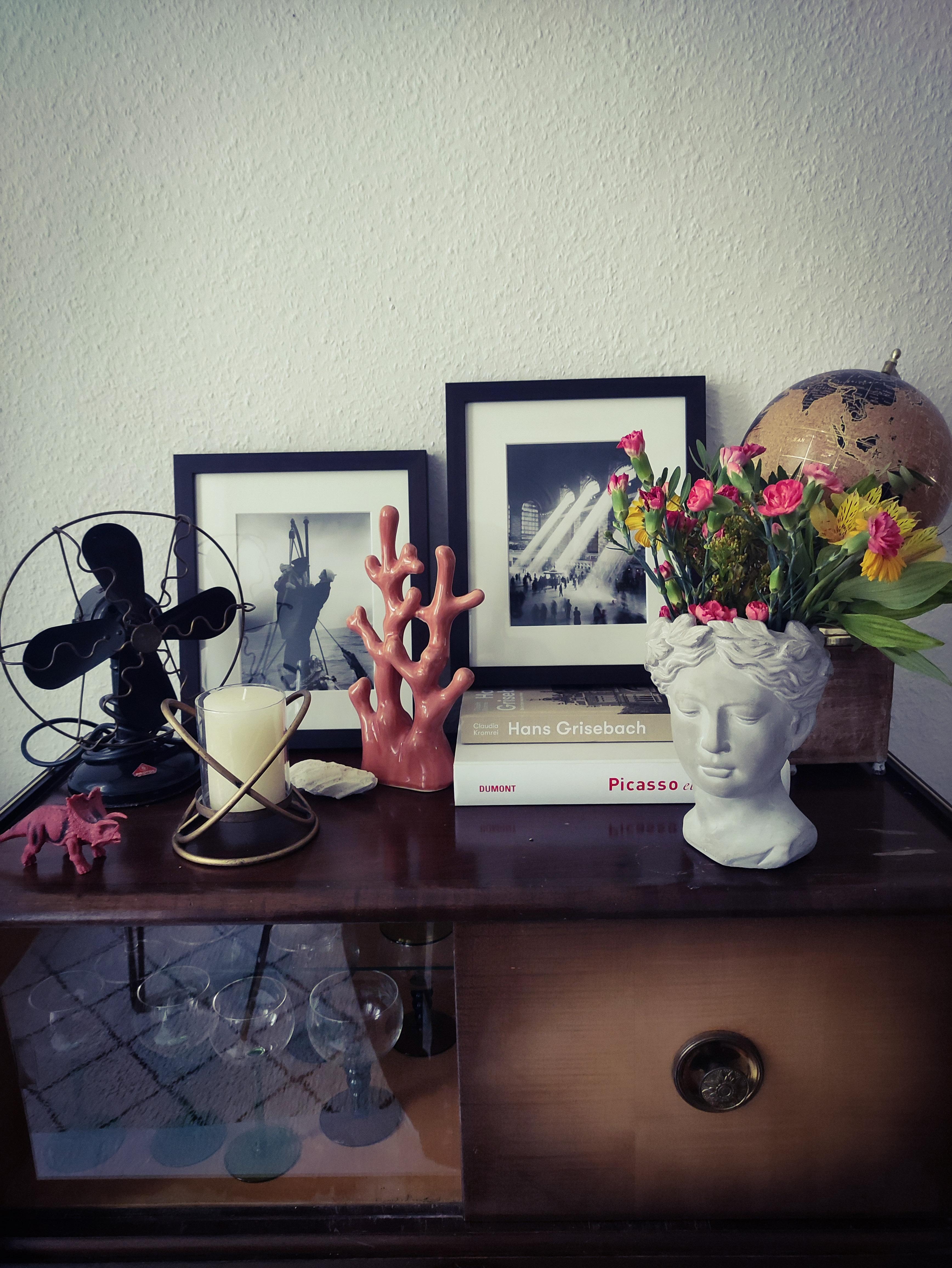 #Sideboard-Deko im #Vintage-Stil.

#art #flower #schwarzweiß #fotografie