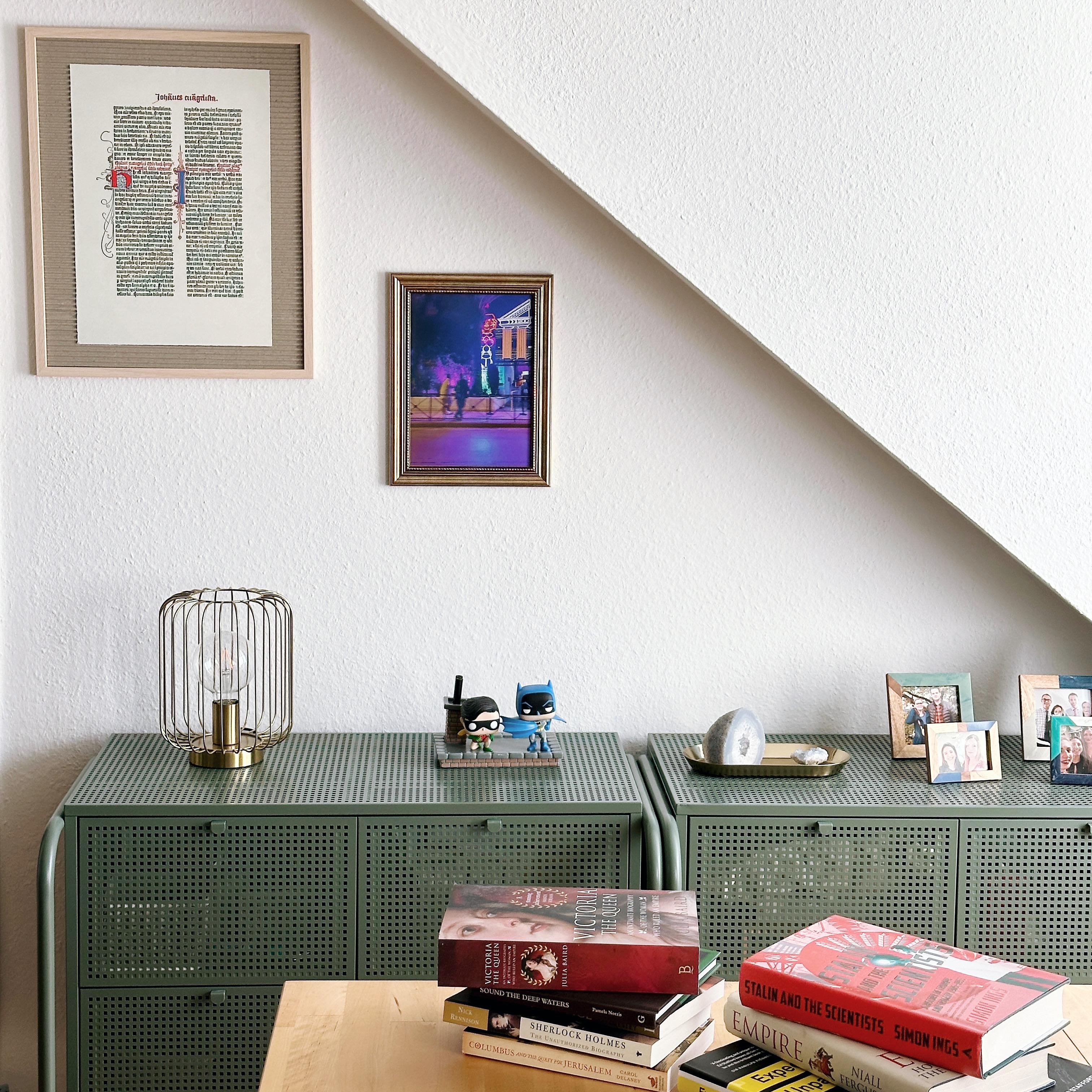 Sideboard Liebe 💚 und Bücher Liebe ❤️ #dachschräge #wohnzimmer #bücher #couchstyle #kommode #sideboard 