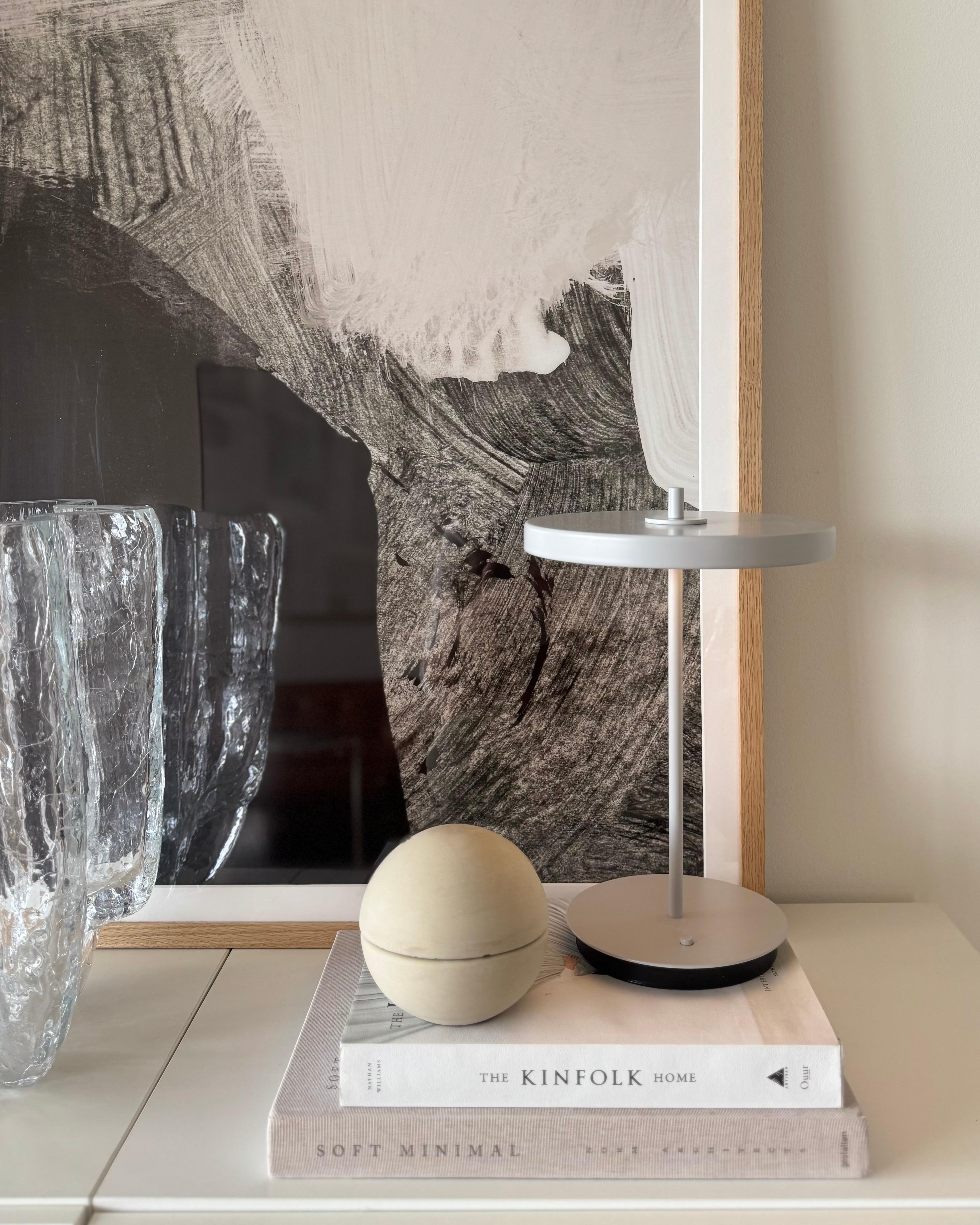 Sie passt überall hin 🩶

#lampe #portable #wohnzimmer #poster #kerze #vase 