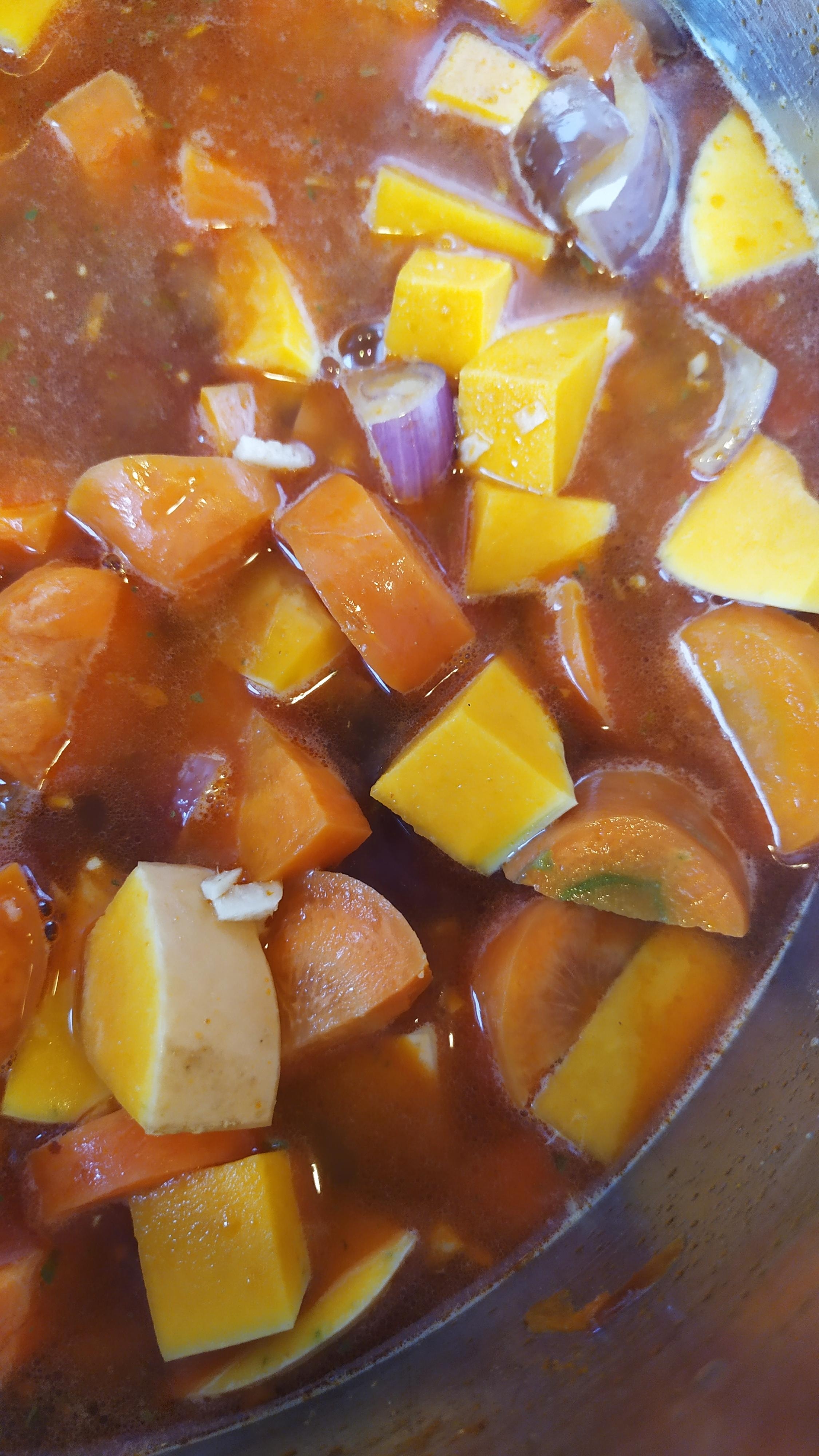 Sieht aus wie Herbst mit Geschmack: Möhren-Kokossuppe mit Kürbis, Ingwer + O-Saft #kürbisrezept #vegan #pflanzenkoch