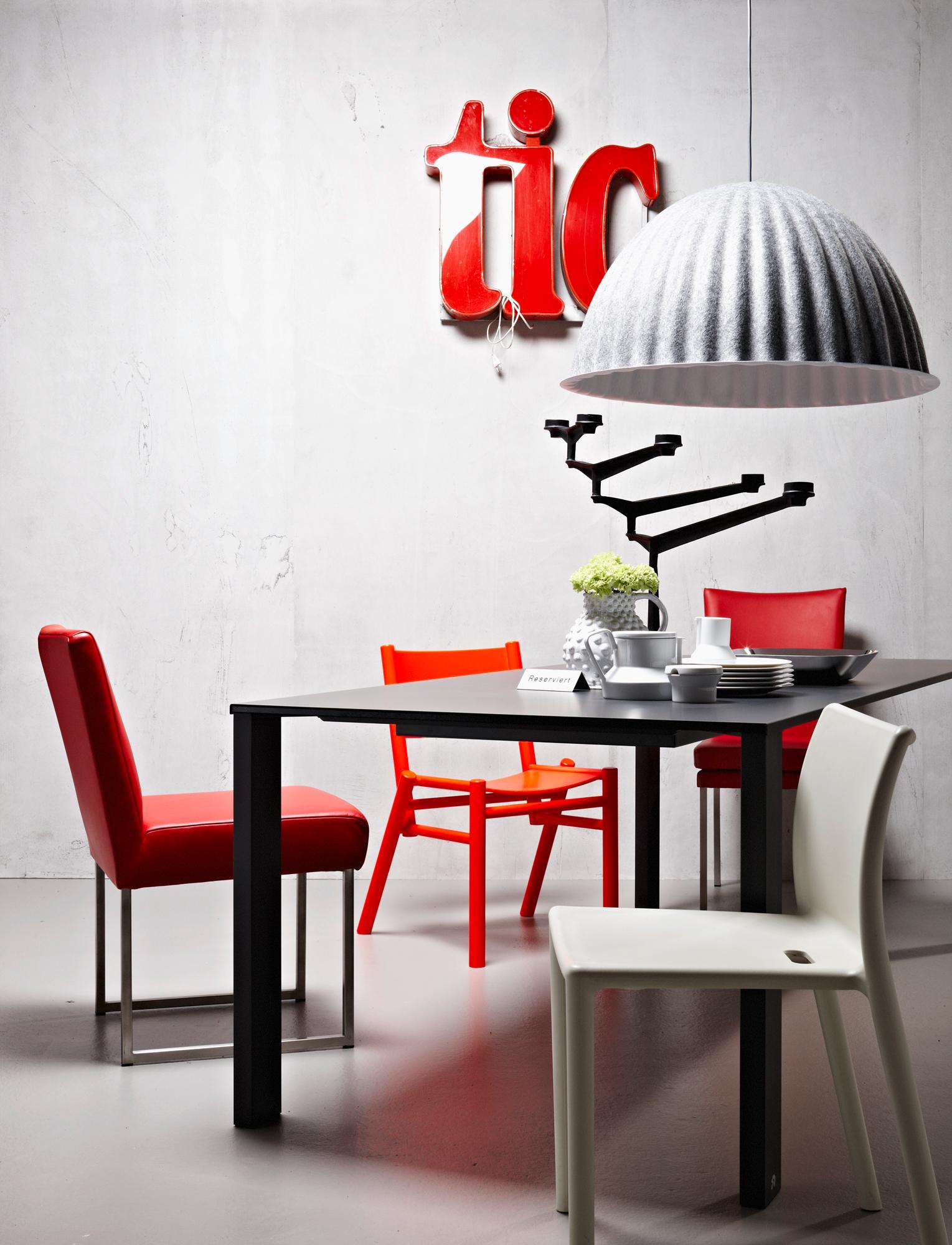 Signale Setzen - Stühle und Tisch im Dialog #esstisch #hängeleuchte #metalltisch ©Schöner Wohnen/Jonas von der Hude