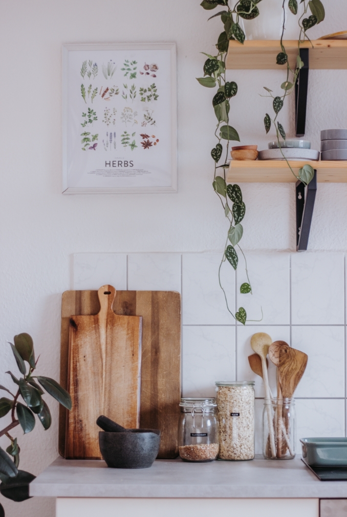simple clean white & wooden kitchen #kitcheninspo #plantbasedkitchen #minimalistickitchen #whitekitchen 