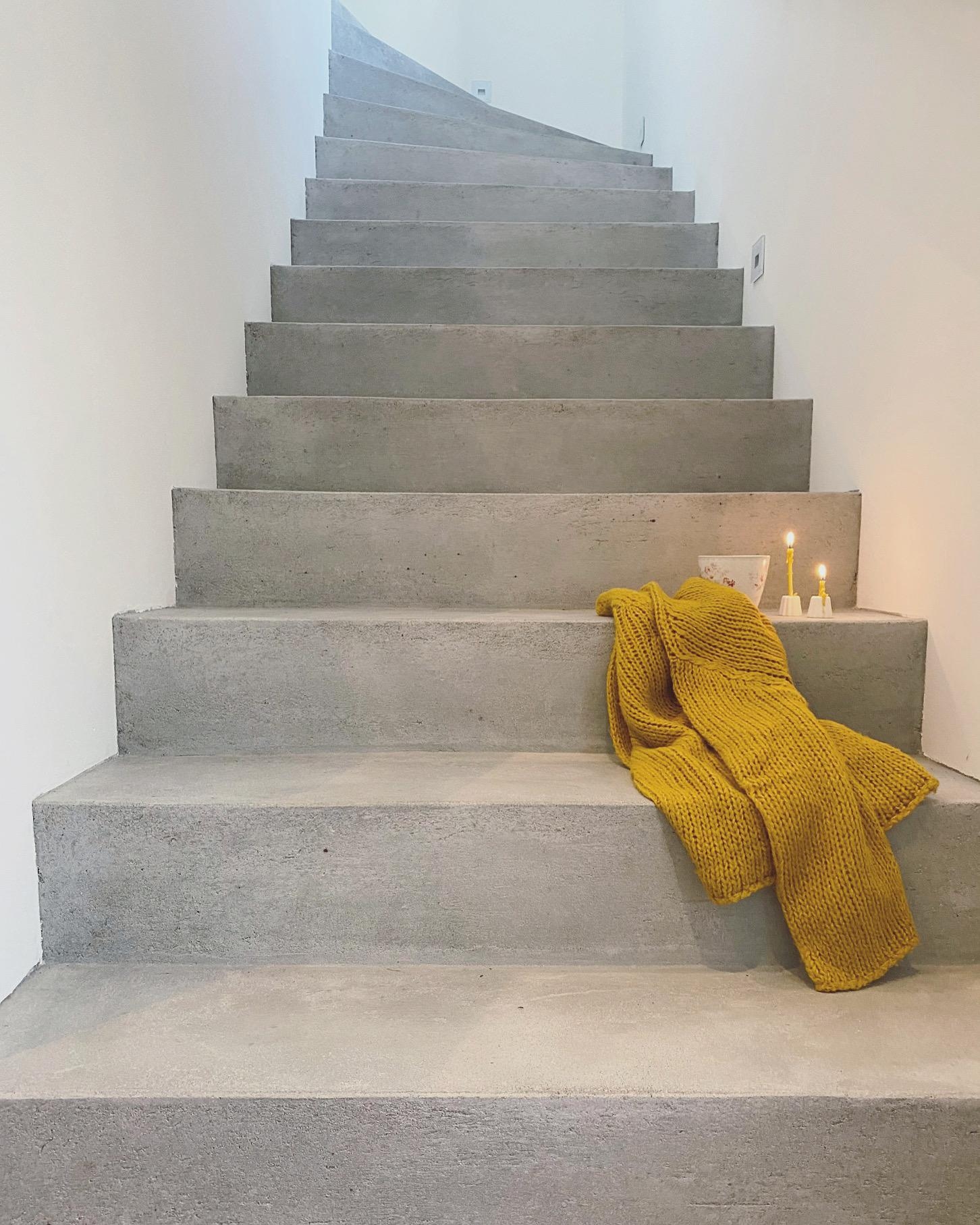 Simple things made beautiful 💛
#sichtbetontreppe#treppenhaus#interior#betontreppe#couchliebt#hygge#cozy