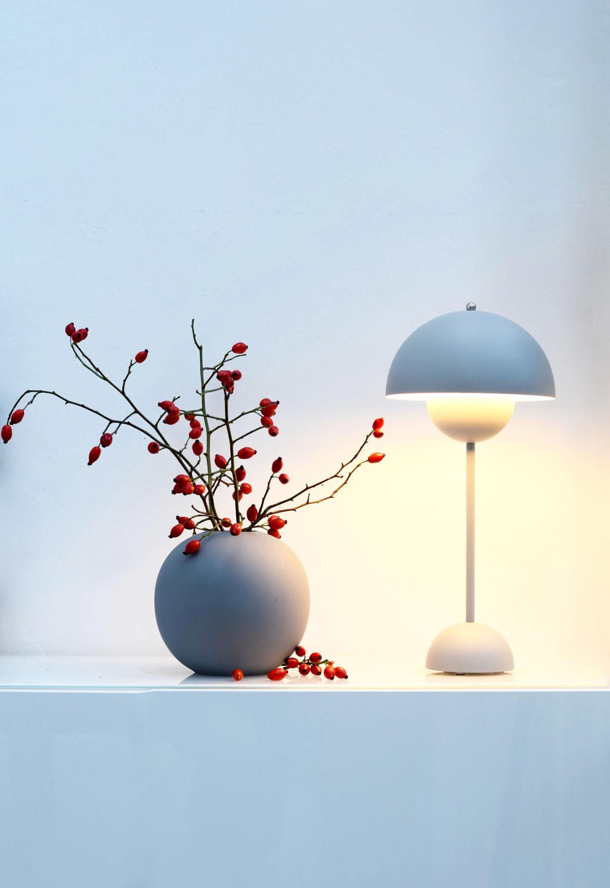 Simplicity...
#hagebutten #ballvase #flowerpot #grau #minimalismus