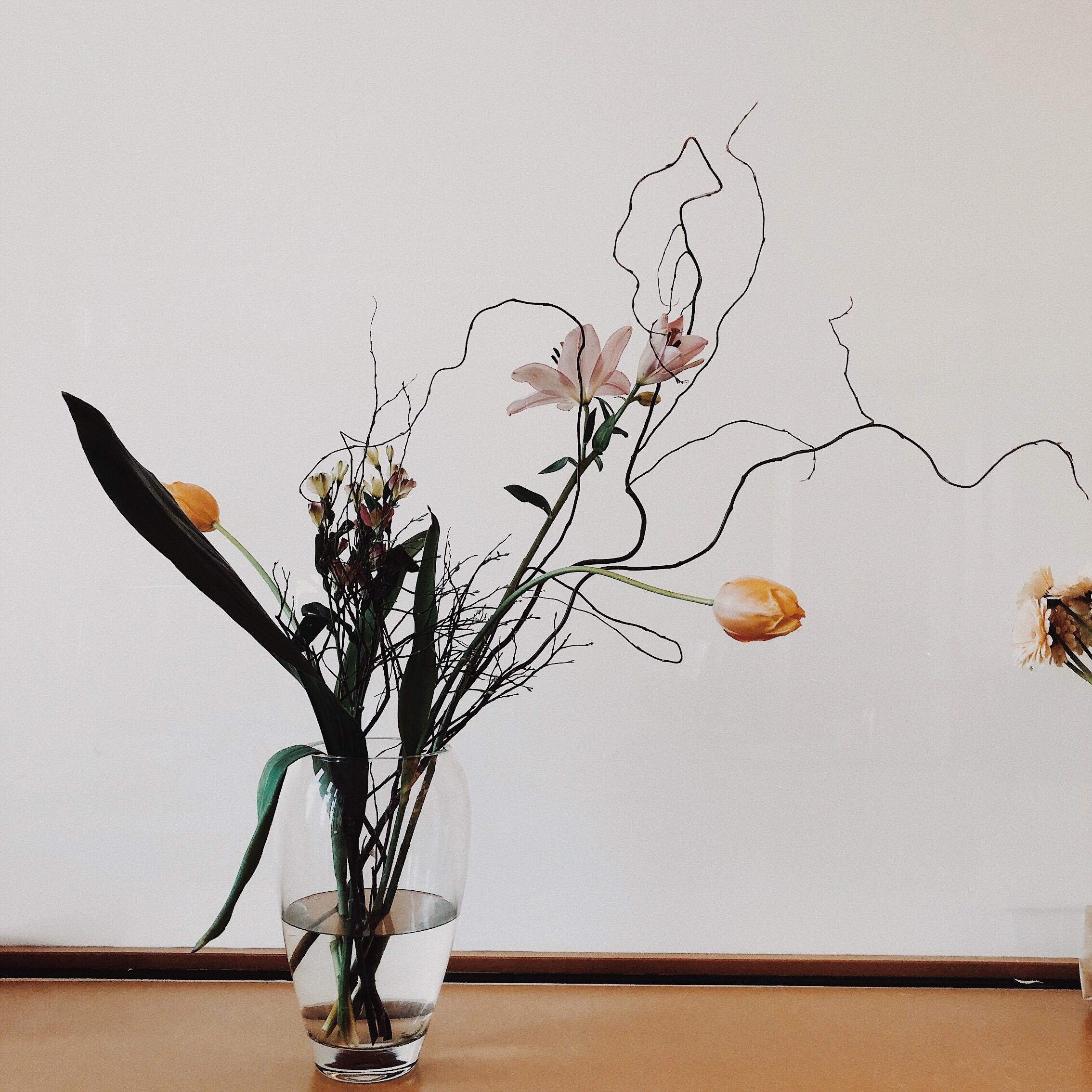 #simplicity #minimalism #vase #dekor #decoration #flowers #design