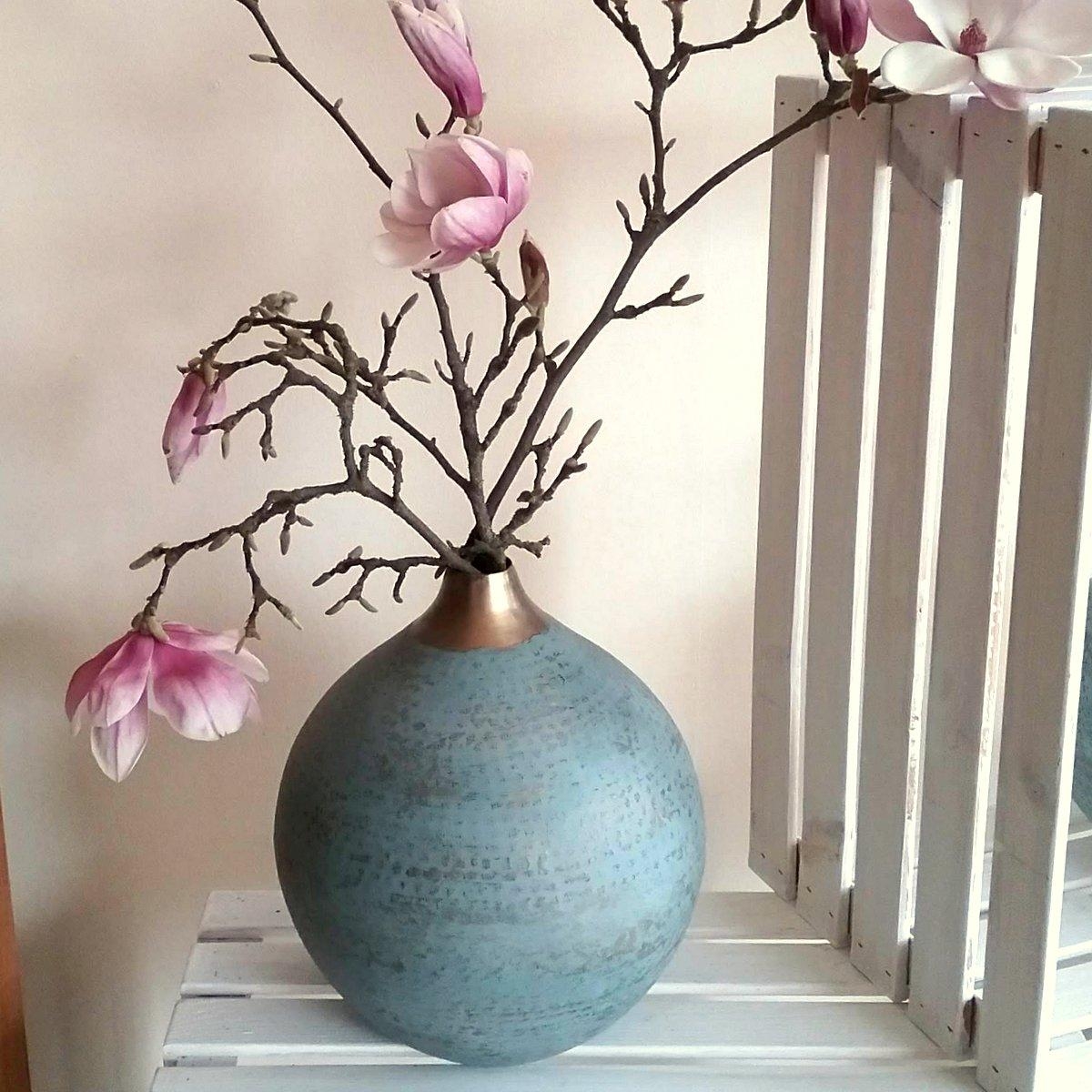sind das nicht traumhaft schöne #Magnolienblüten ? Wie gefallen sie euch in dieser #vase ?edle #Blüten in edlen #Gefäßen