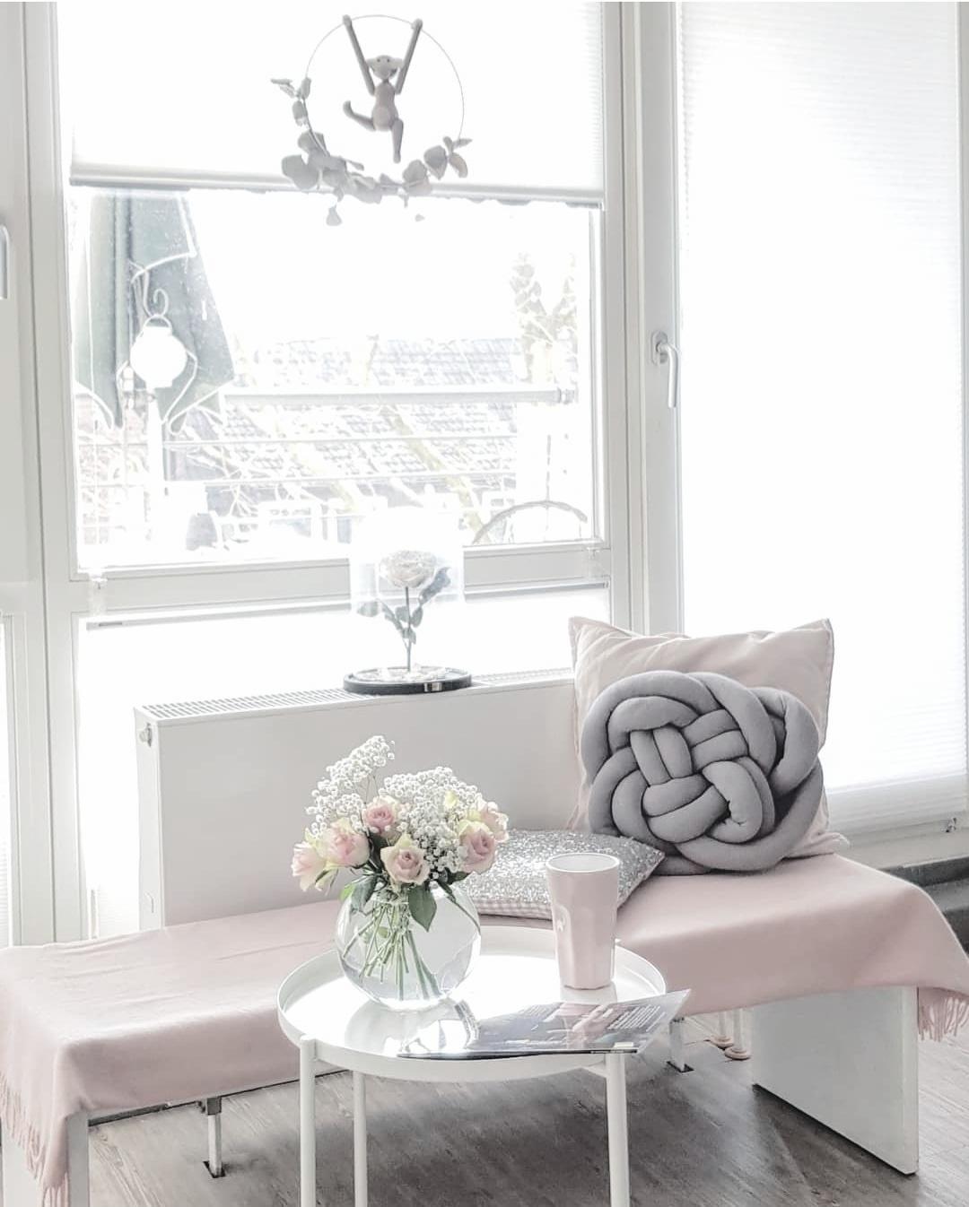 Sit & Relax 📖☕ #livingroom #whiteinterior  #whiteliving #interior #white #wohnen #apartment 