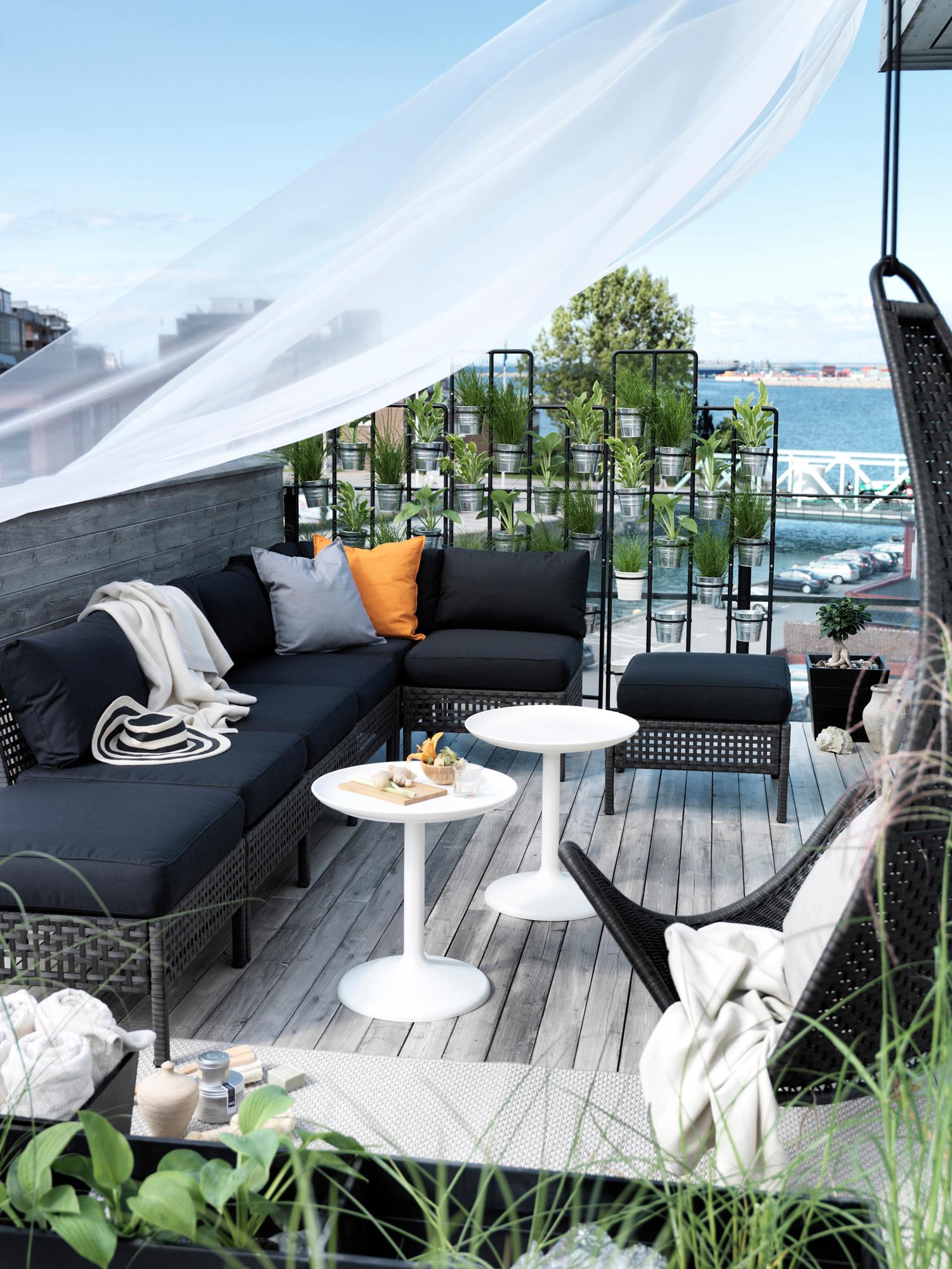Sitzecke auf der Terrasse #terrasse #baldachin #ikea #gartenmöbel #sichtschutz #sitzbank #sofa #hängesessel #balkonmöbel #holzterrasse #terrassengestaltung #terrassenmöbel #loungemöbel ©Inter IKEA Systems B.V.