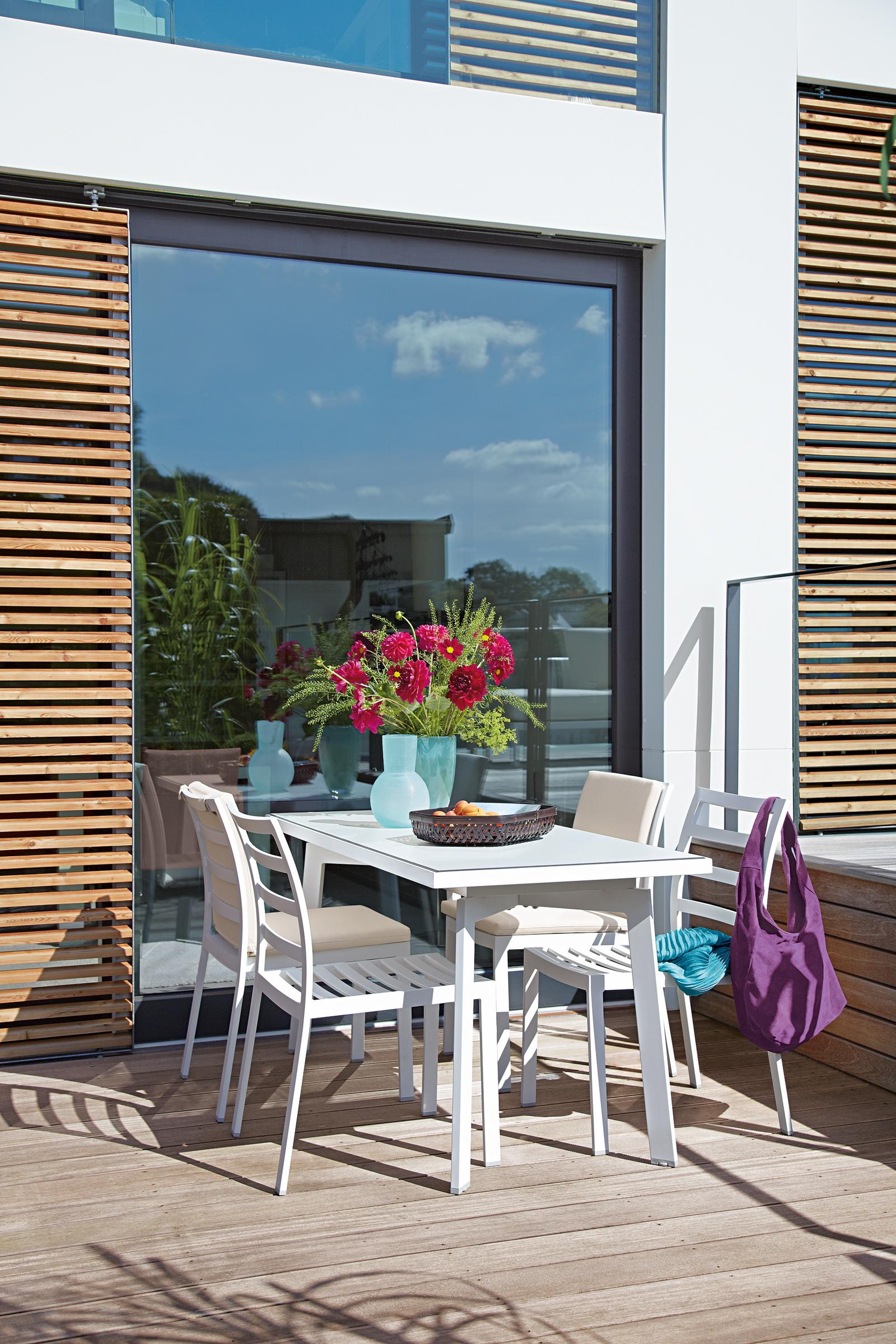 Sitzecke in Weiß #terrasse #gartenmöbel #sichtschutz #weißesgartenmöbel #balkonmöbel #terrassenmöbel ©Garpa