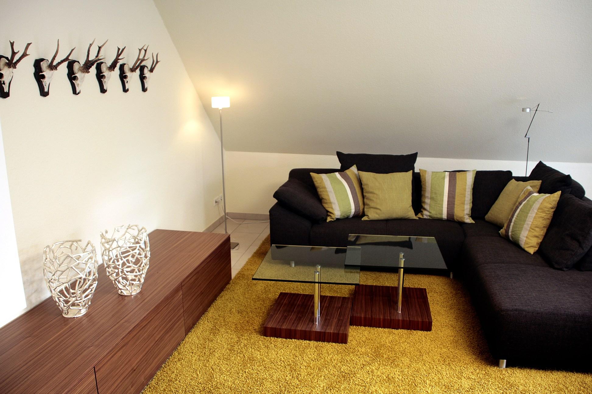 Sitzecke mit grünen Farbakzenten #couchtisch #dachgeschoss #wohnzimmer #sofa ©Feinarbeit Wohnberatung/Th.Finster