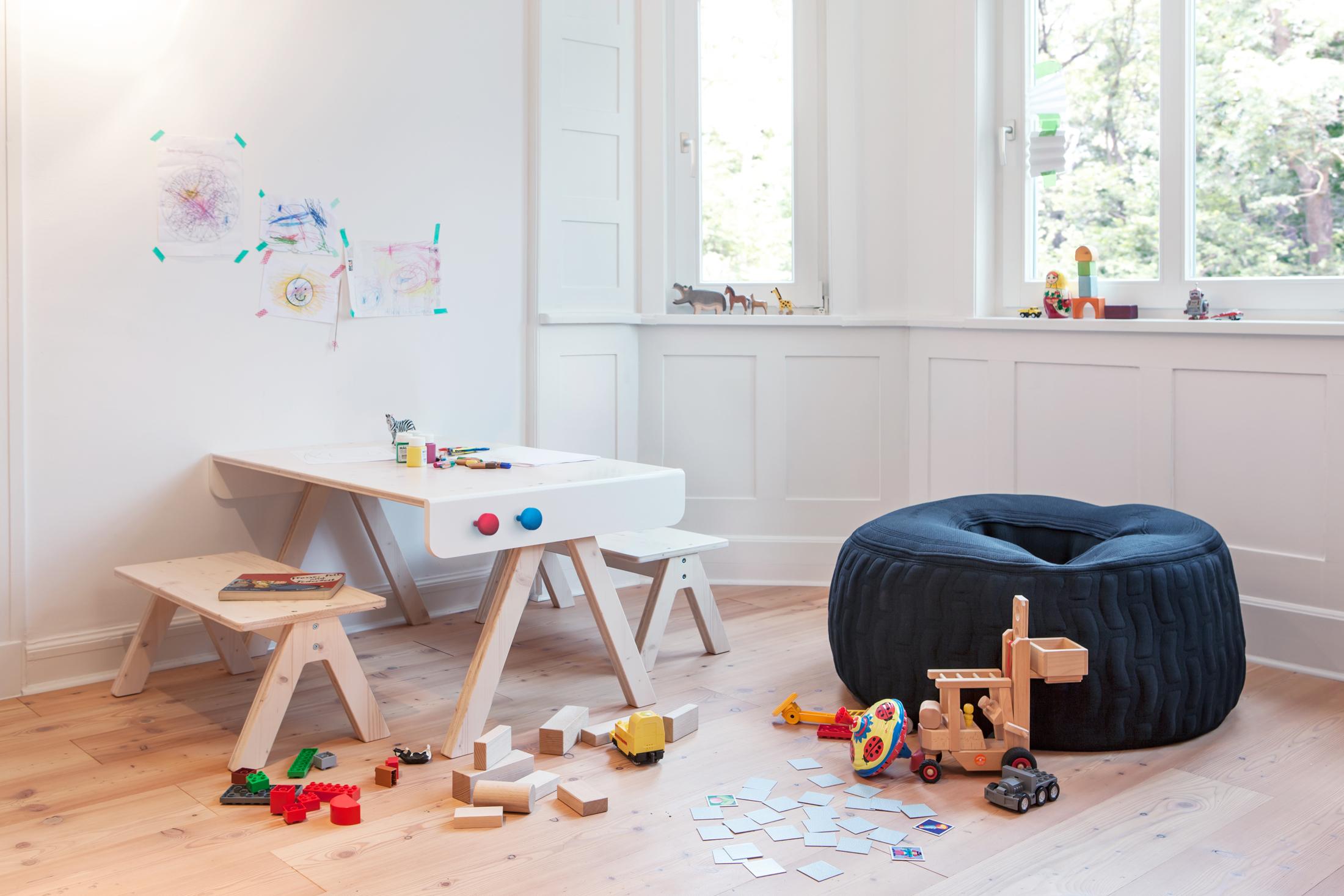 Sitzgarnitur aus Holz für Kinder #sitzkissen ©Richard Lampert/Peter Schumacher, Designer: Alexander Seifried