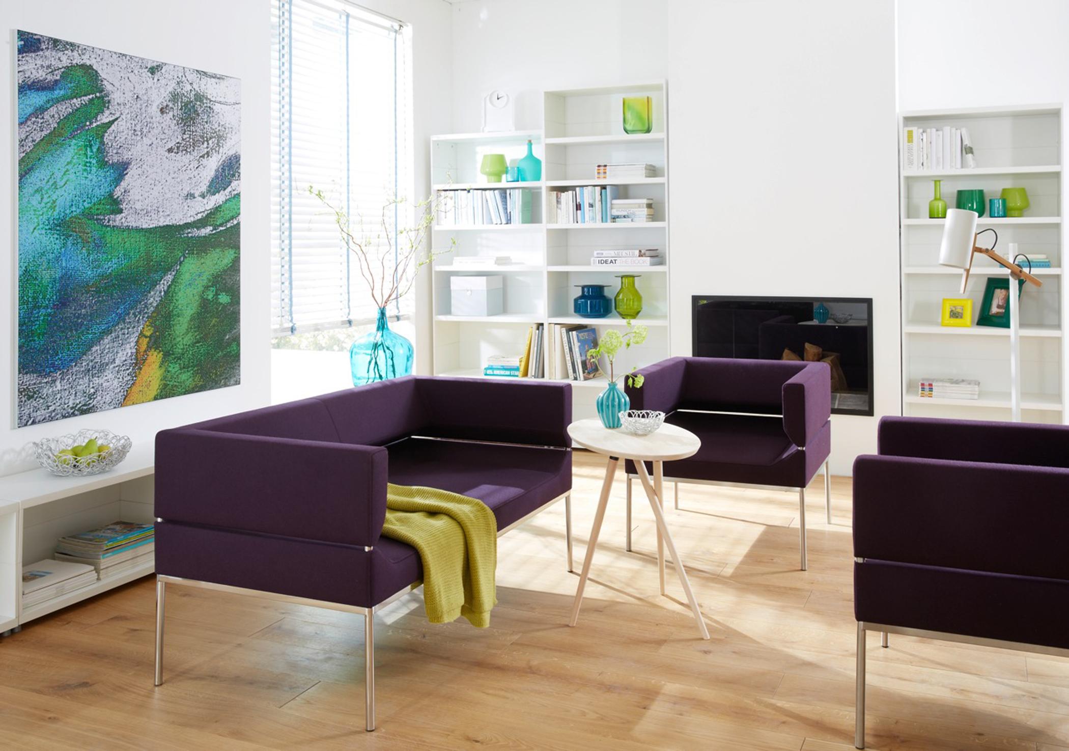 Sitzgruppe in Violett #beistelltisch #wandfarbe #bücherregal #kamin #vase #sessel #sofa #türkisfarbenedeko #grünevase ©KFF