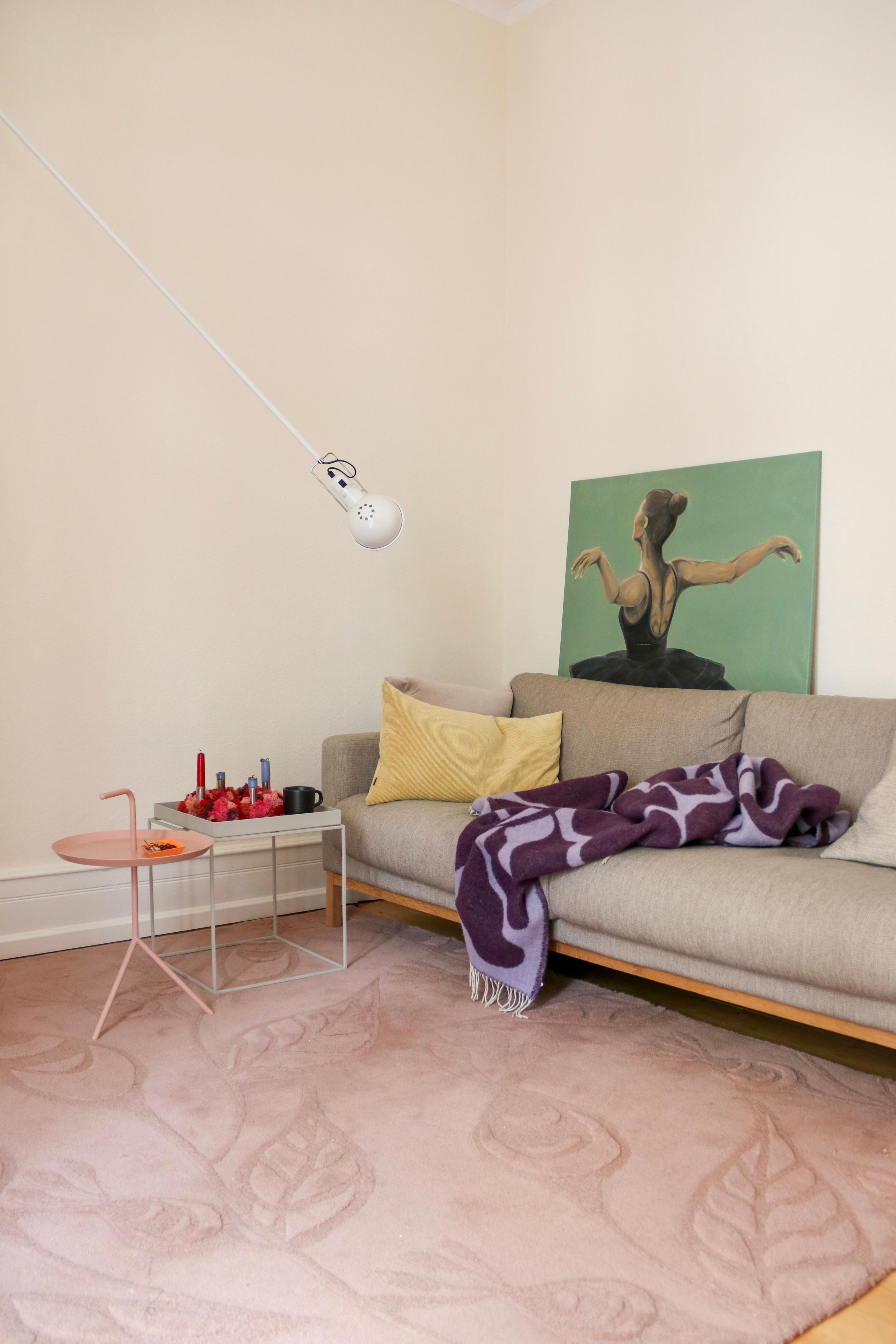 #Skandi #Farbenfroh #Colorful #Wohnzimmer #Couch #Teppich #Wandleuchte #Creme #Wandfarbe