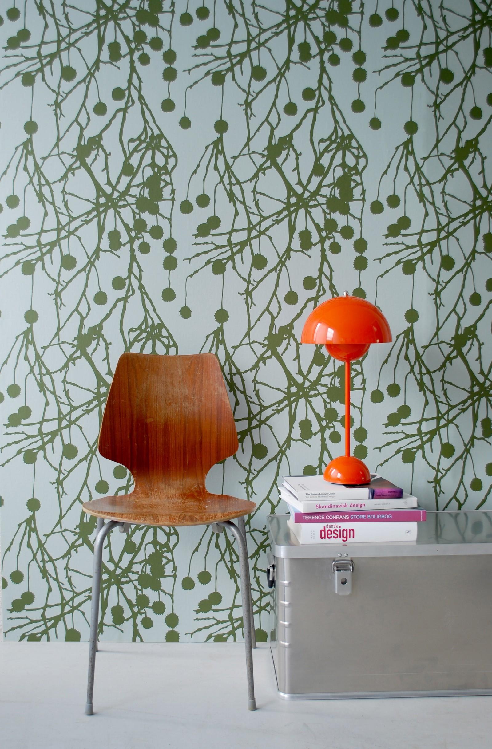 Skandinavische Wandgestaltung in Grün und Weiß #stuhl #wandgestaltung #mustertapete #lampe #designwand #wandgestaltungflur ©ferm Living
