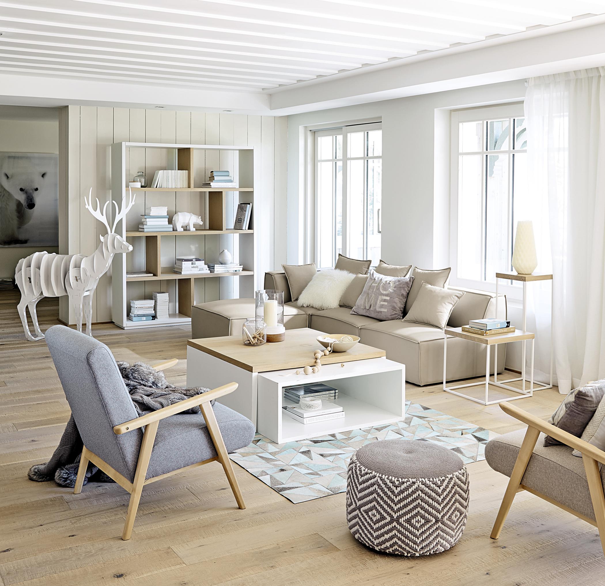 Skandinavischer Look im Wohnzimmer #dielenboden #grauersessel #zimmergestaltung ©Maisons du Monde