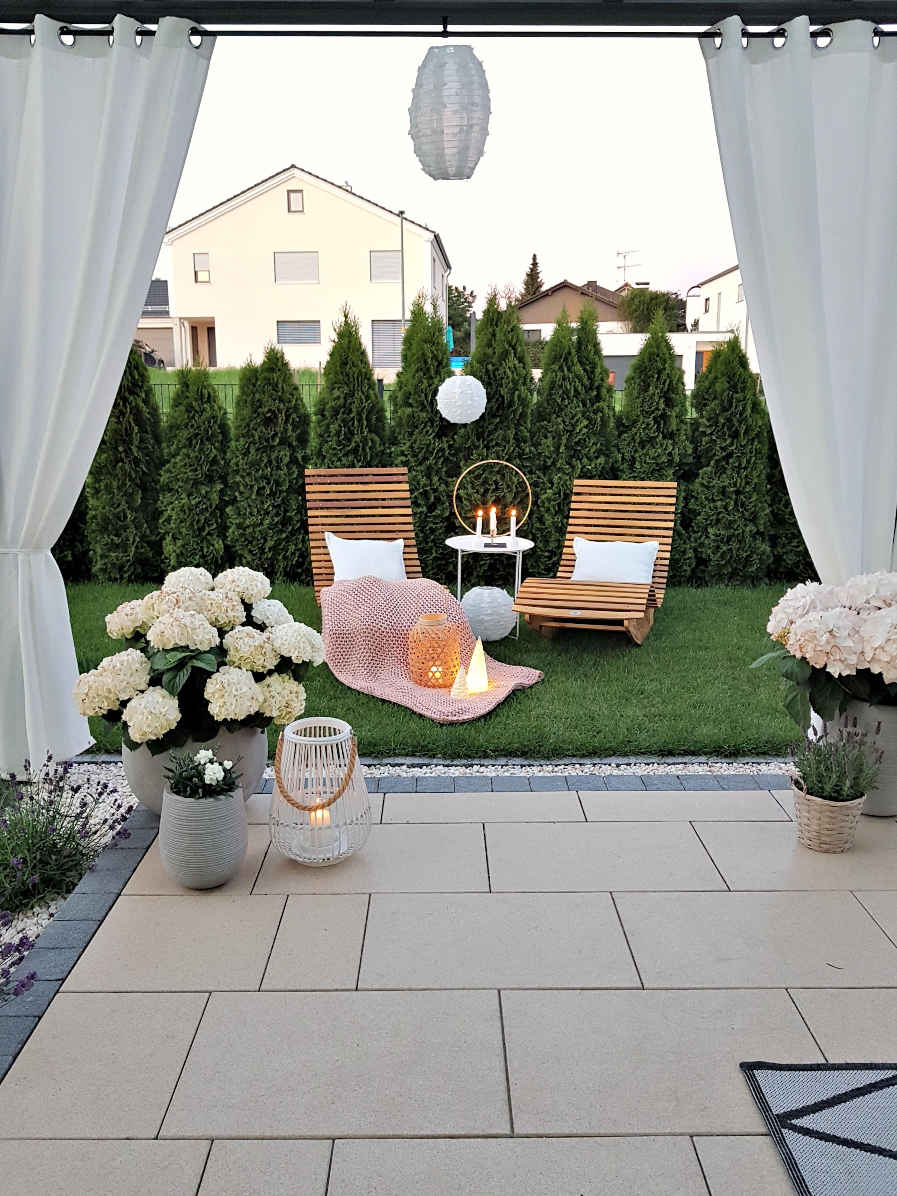 #skandistyle #outdoorwohnzimmer #terrassengestaltung #relaxen #garteninspo #terrasse #hortensienliebe #laterne #outdoor
