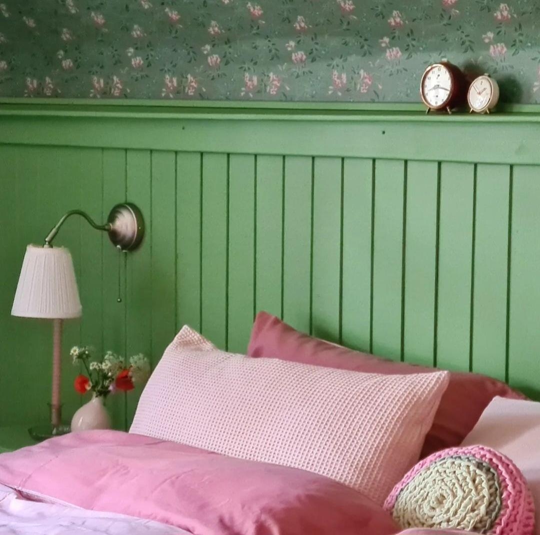 #skandistyle #schwedisch #cottage #Schlafzimmer #farbenfroh #Tapeten #Beadboard #rosa #grün #vintage #Landhaus 