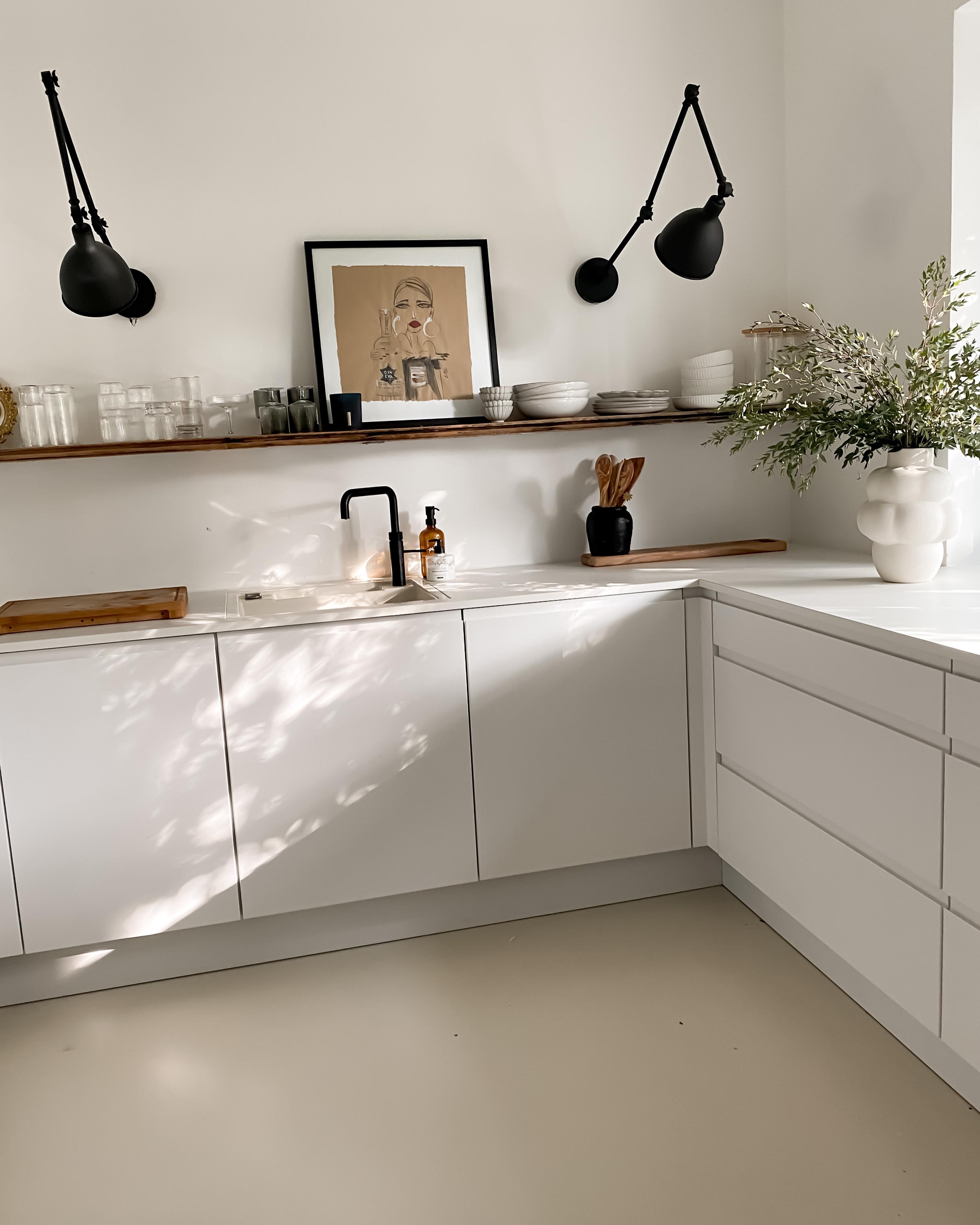 #skanidstyle #whitekitchen #white #küche #wandregal #interior #design #skandi #clean