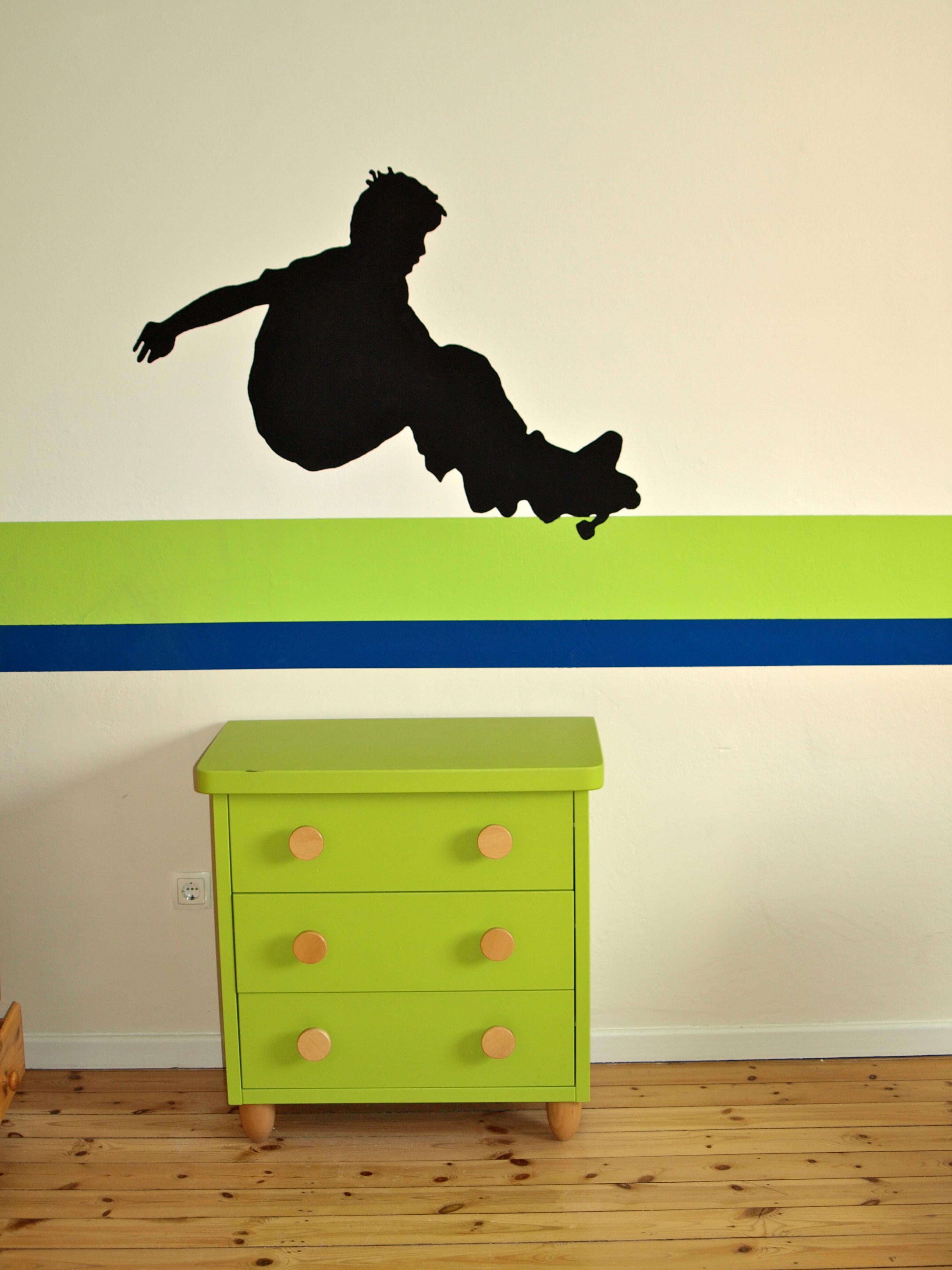 Skater im Kinderzimmer #wandgestaltung #kommode #wandtattoo #wandgestaltungkinderzimmer ©Yvonne Habermann