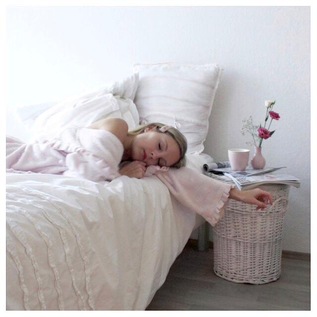 Sleepy Sunday #couchliebt #blumen #schlafzimmer
