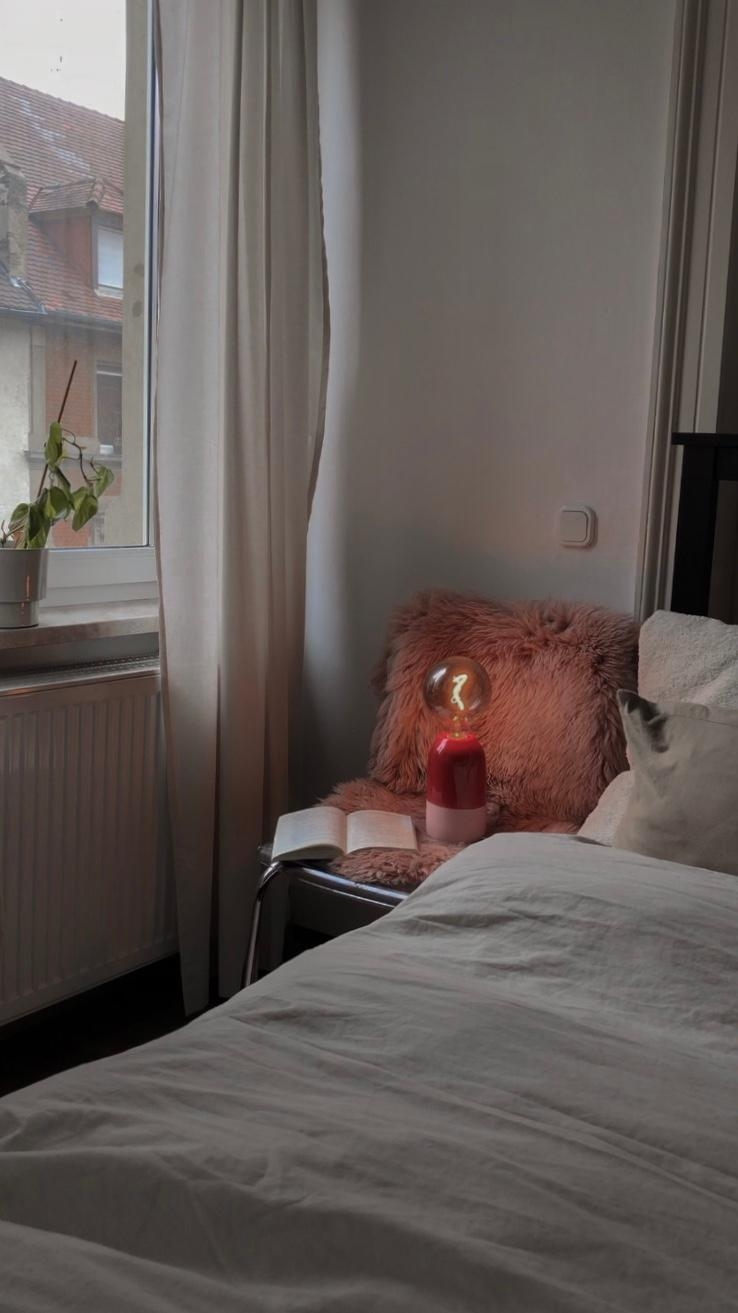 Slow mornings #neuhier #bedroom #bed #cozy #light #lamp #bedsidelamp #bedsidelight #nachttisch #lampe #chair #stuhl 