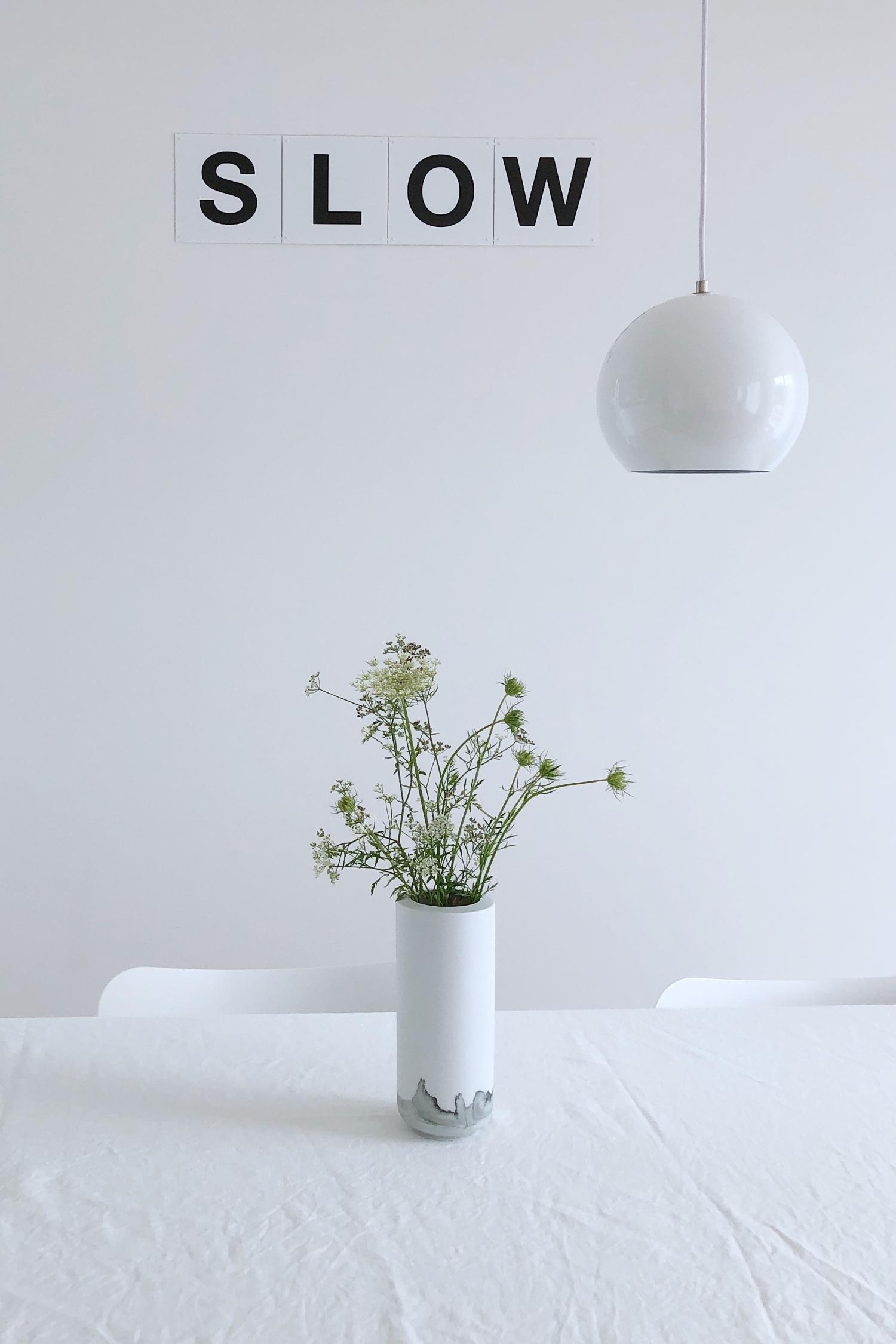 #slowliving #blumen #typo #porzellan #vase #weiß #esszimmer #minimalistisch #sommerblumen