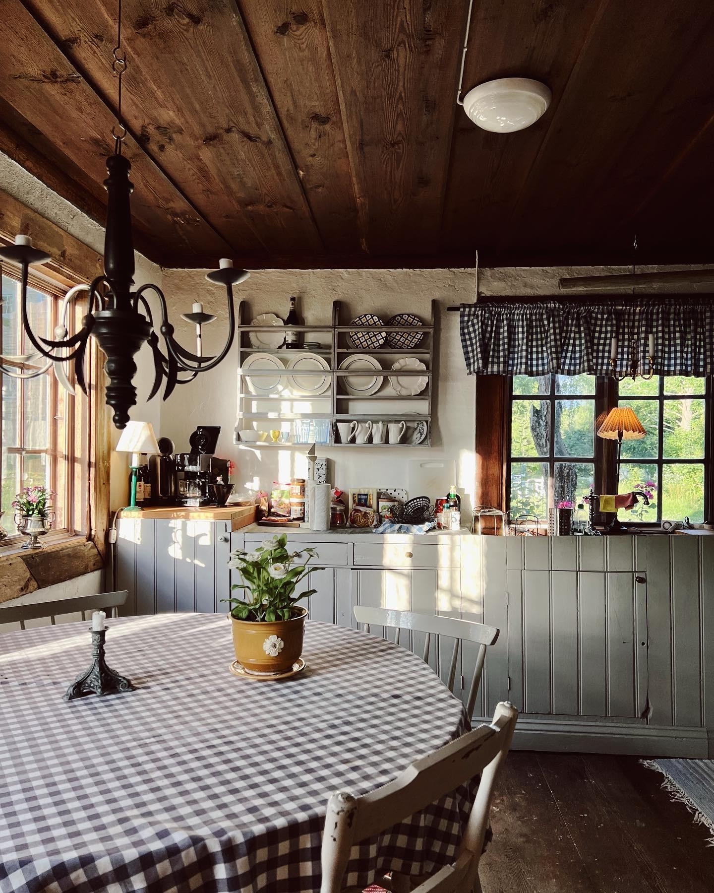 slowly days 💭
#schweden #alteshaus #vintageinterior #küche