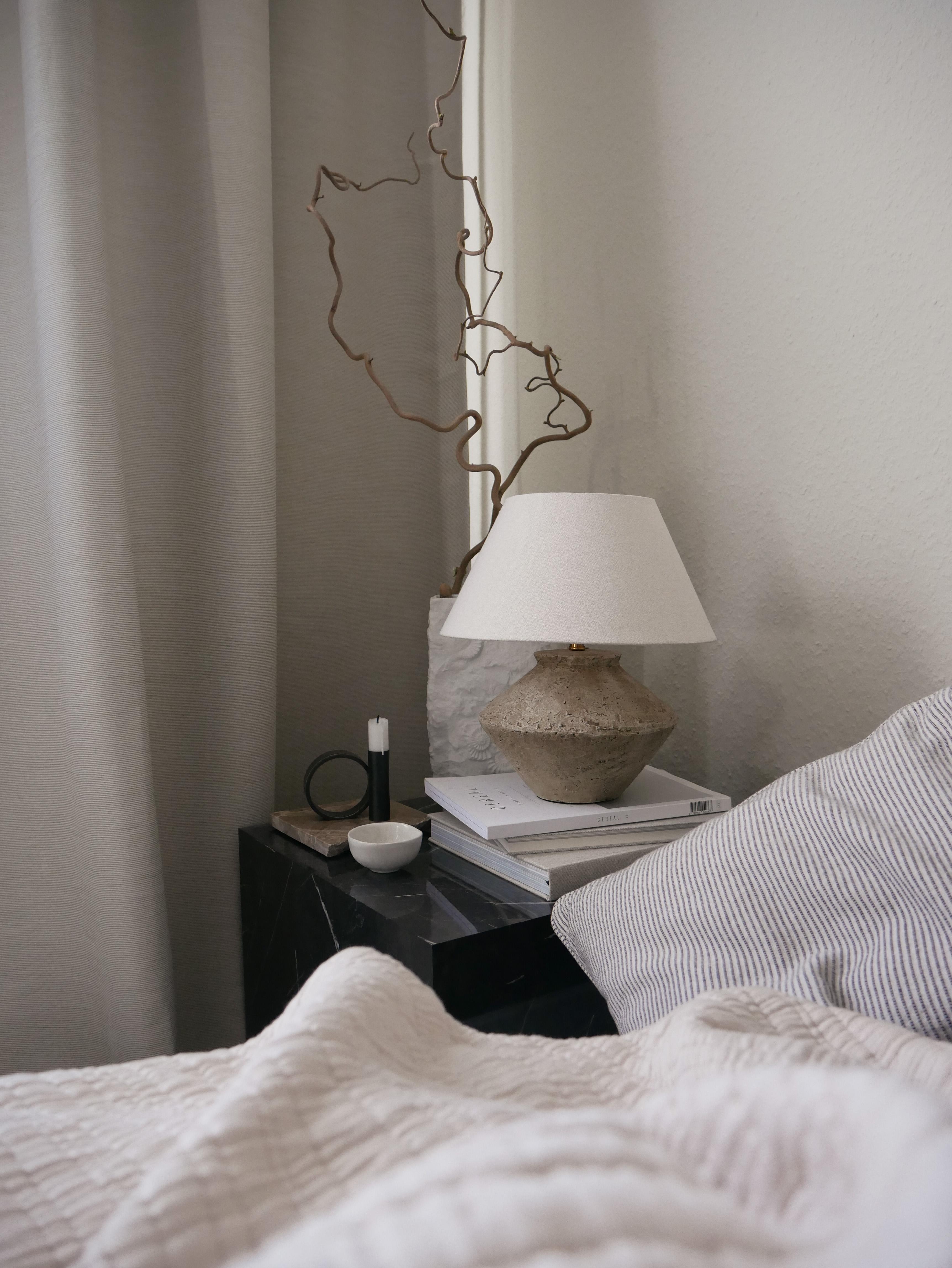 small corner next to the bed #bedroomdecor #tablelamp #bedroom #nachtisch #nachtischlampe #materialmix #altbau 