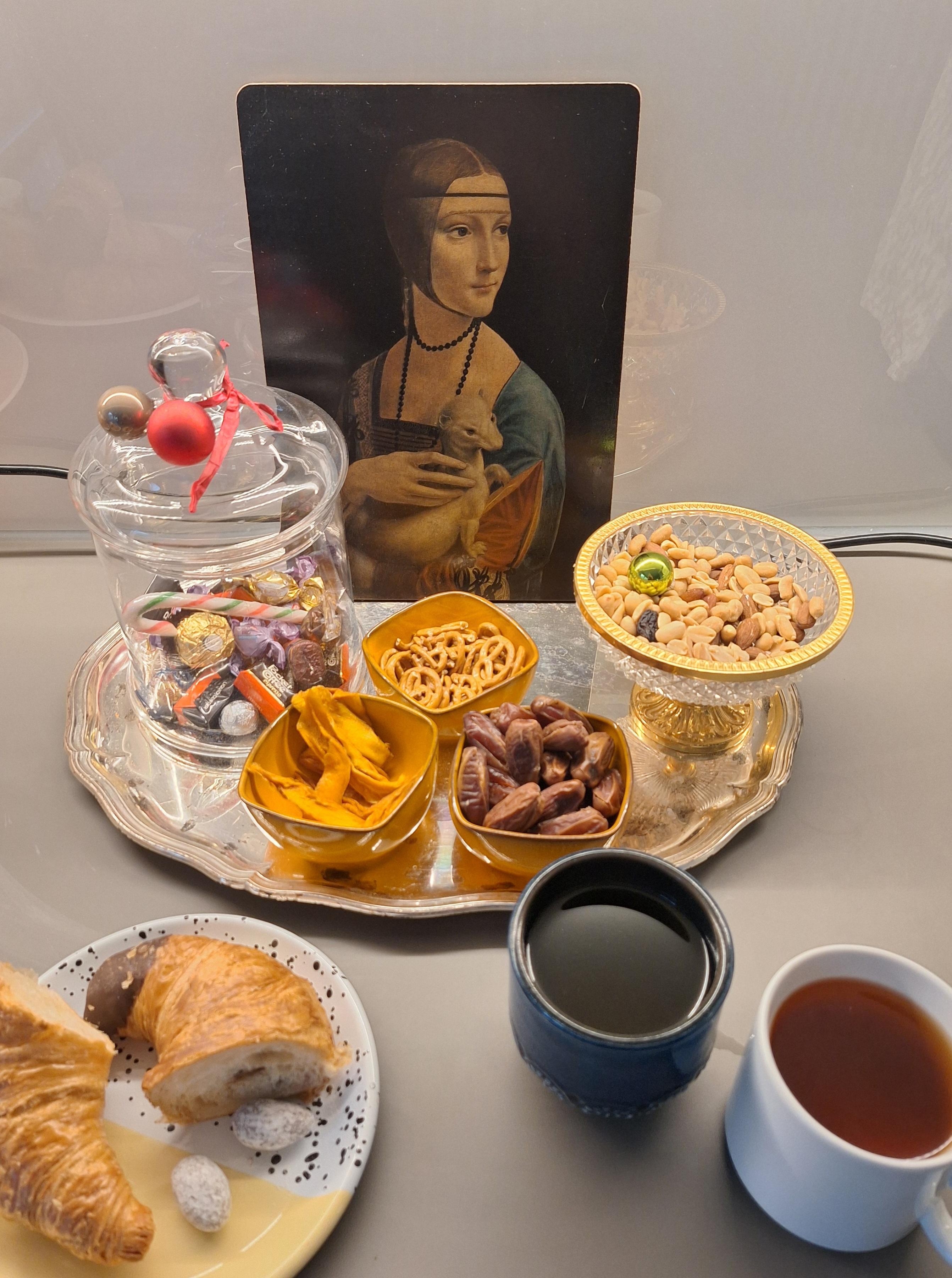 .Snacks für alle und die Dame mit dem Hermelin in der Küche.
#Snacks #kleineStärkung #Nachmittagstief #Teezeit #teatime #Pause #Portrait #daVinci #Alltag