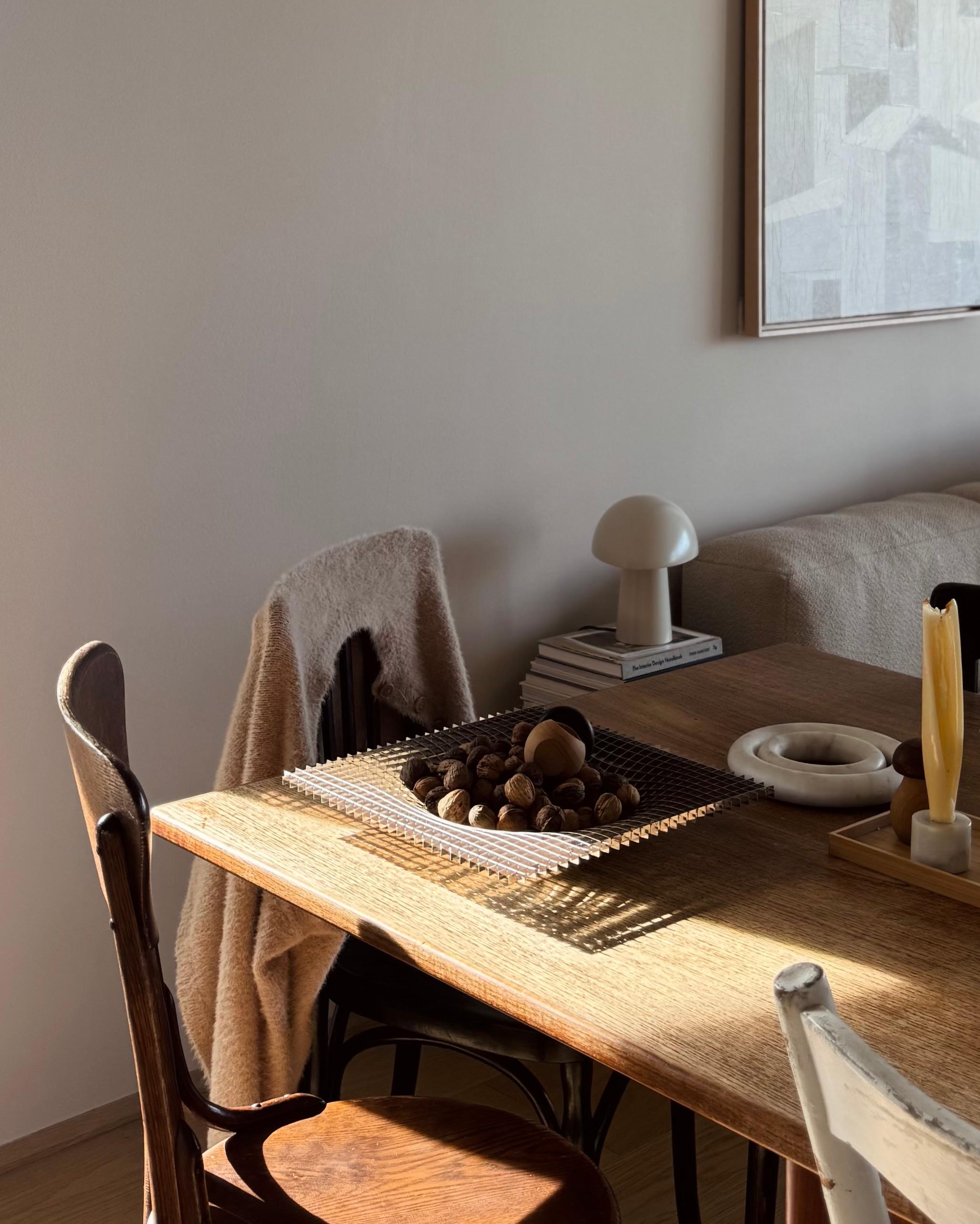 So - autumn it is 🍂🌰✨
Und schön langsam ist es für mich auch ok den Sommer ziehen zu lassen...
#herbst #schale #braun #lampe #teak #vintage #esstisch #holz