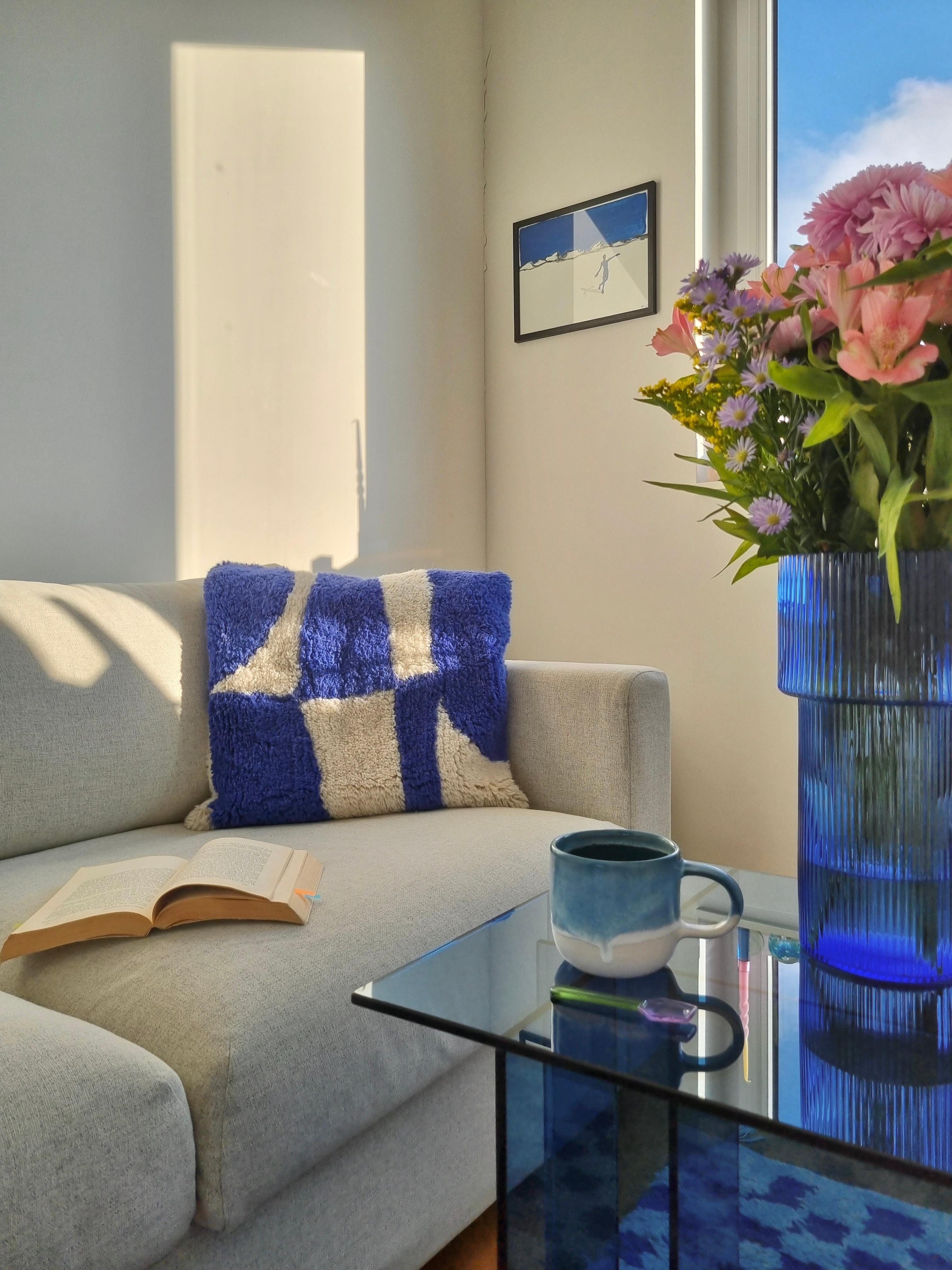 So könnte gerne jeder Morgen aussehen 💙🥹 #blau #glastisch #keramik #gästezimmer
