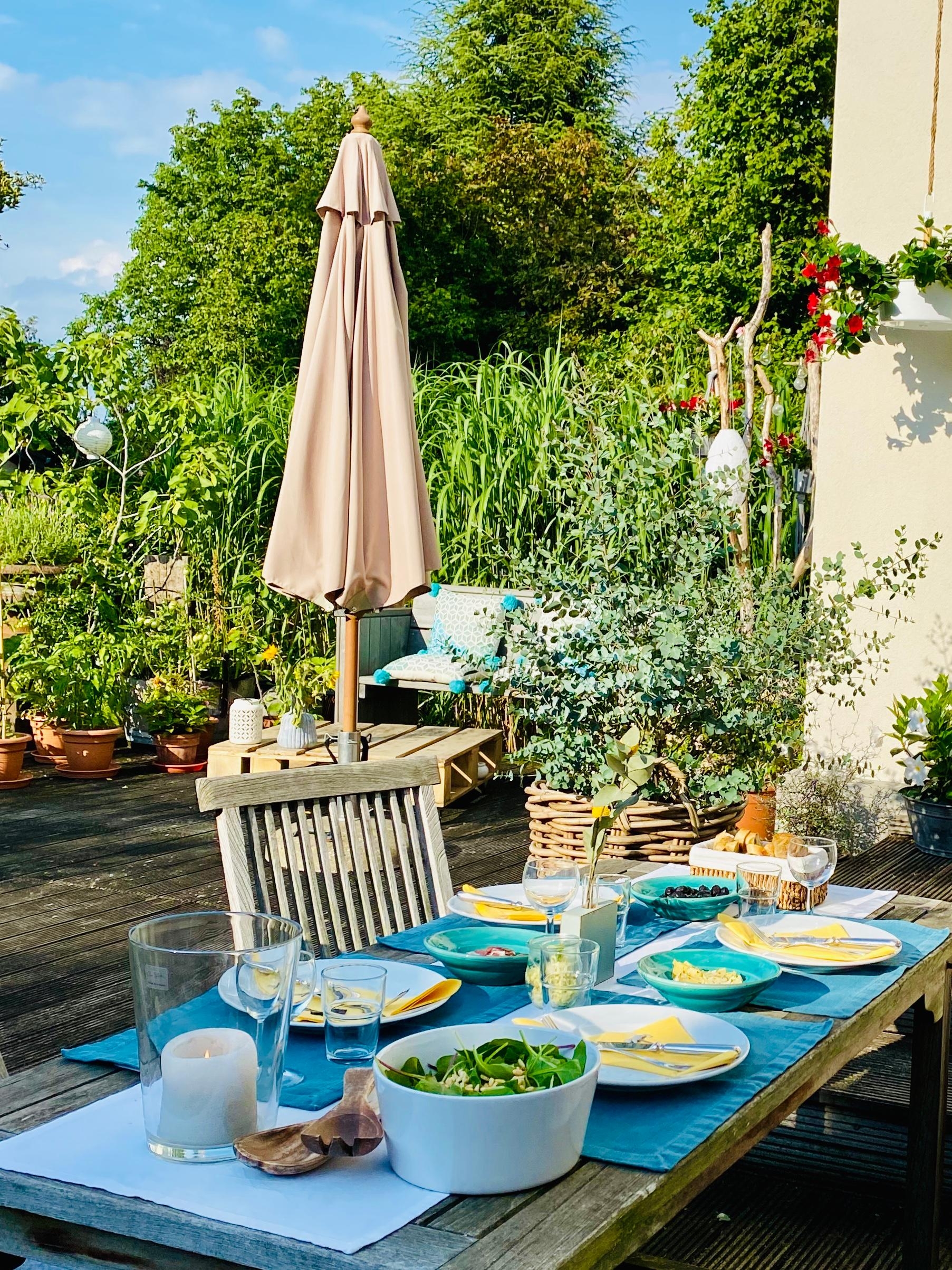 So lässt es sich im Sommer doch aushalten ...
#urlaubzuhause #terrasse #summerfeeling #landliebe #gartenglück #garten 
