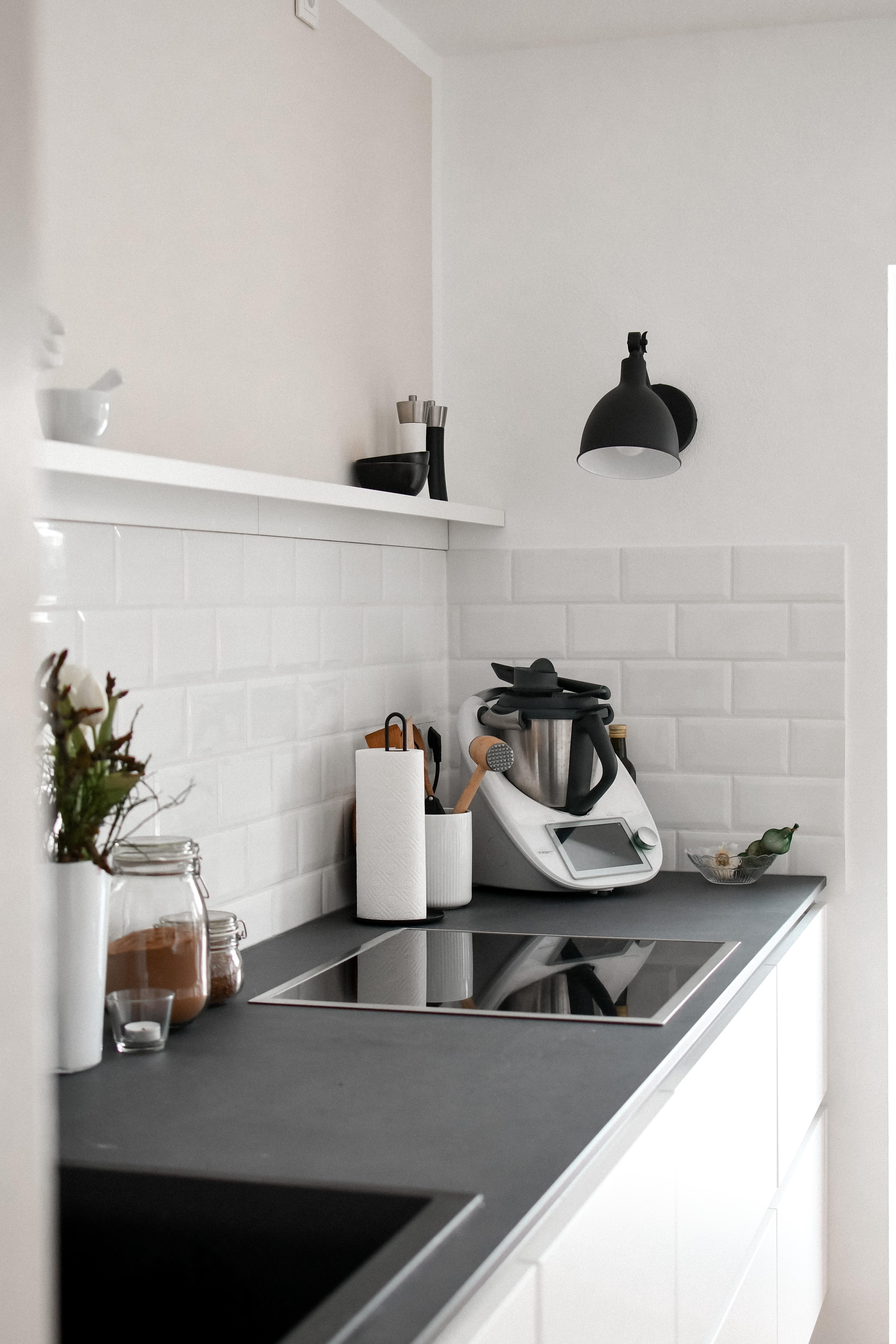 So langsam wird die Küche wohnlich🤍 #metrofliesen #küchenideen #kleineküche #kücheninspiration